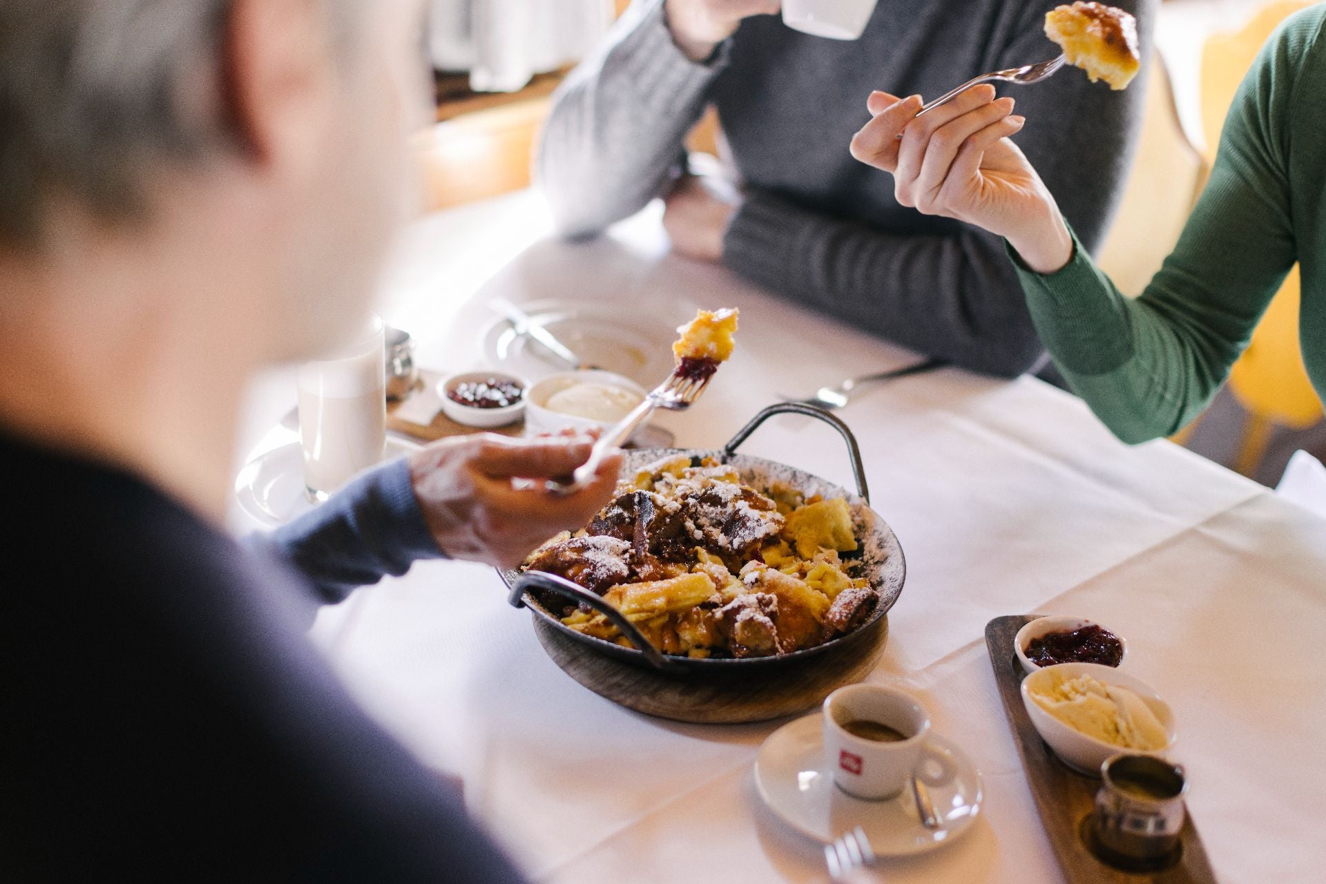 Degustace tradičných tyrolských pokrmů v Kitzbühelské restauraci.