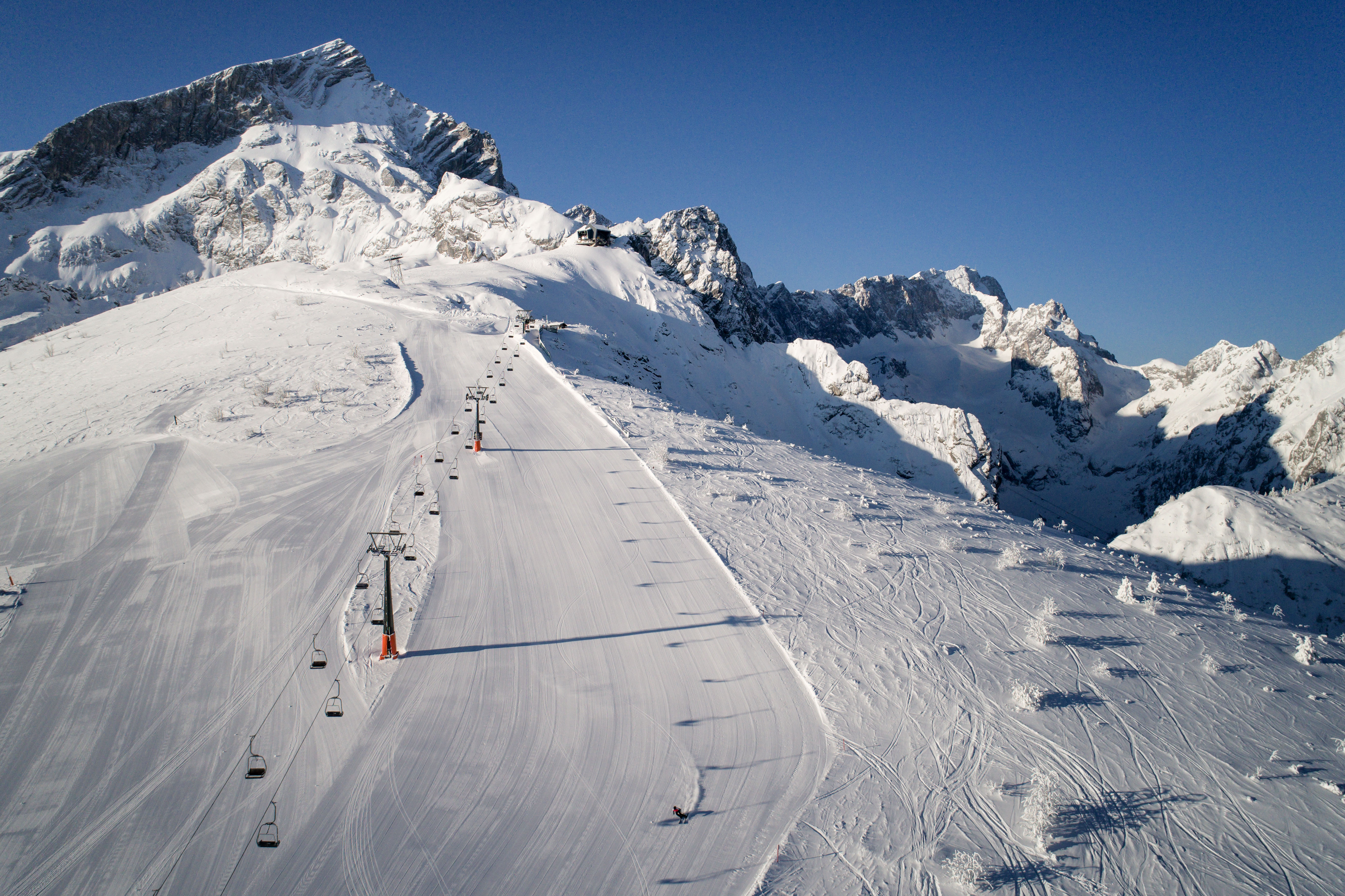 In den bayerischen Alpen zeigt sich der Winter oft von seiner besonders reizvollen Seite. Frische Schneefälle im Hochwinter, kalte Nächte und sonnige Tage sorgen regelmäßig für gute Pistenbedingungen, vor allem in den höher gelegenen Regionen und den schneesicheren Skigebieten. Gerade in Phasen wechselhafter Wetterlagen überzeugt Bayern mit kurzen Anfahrtswegen, flexibler Urlaubsplanung und einer großen Auswahl
