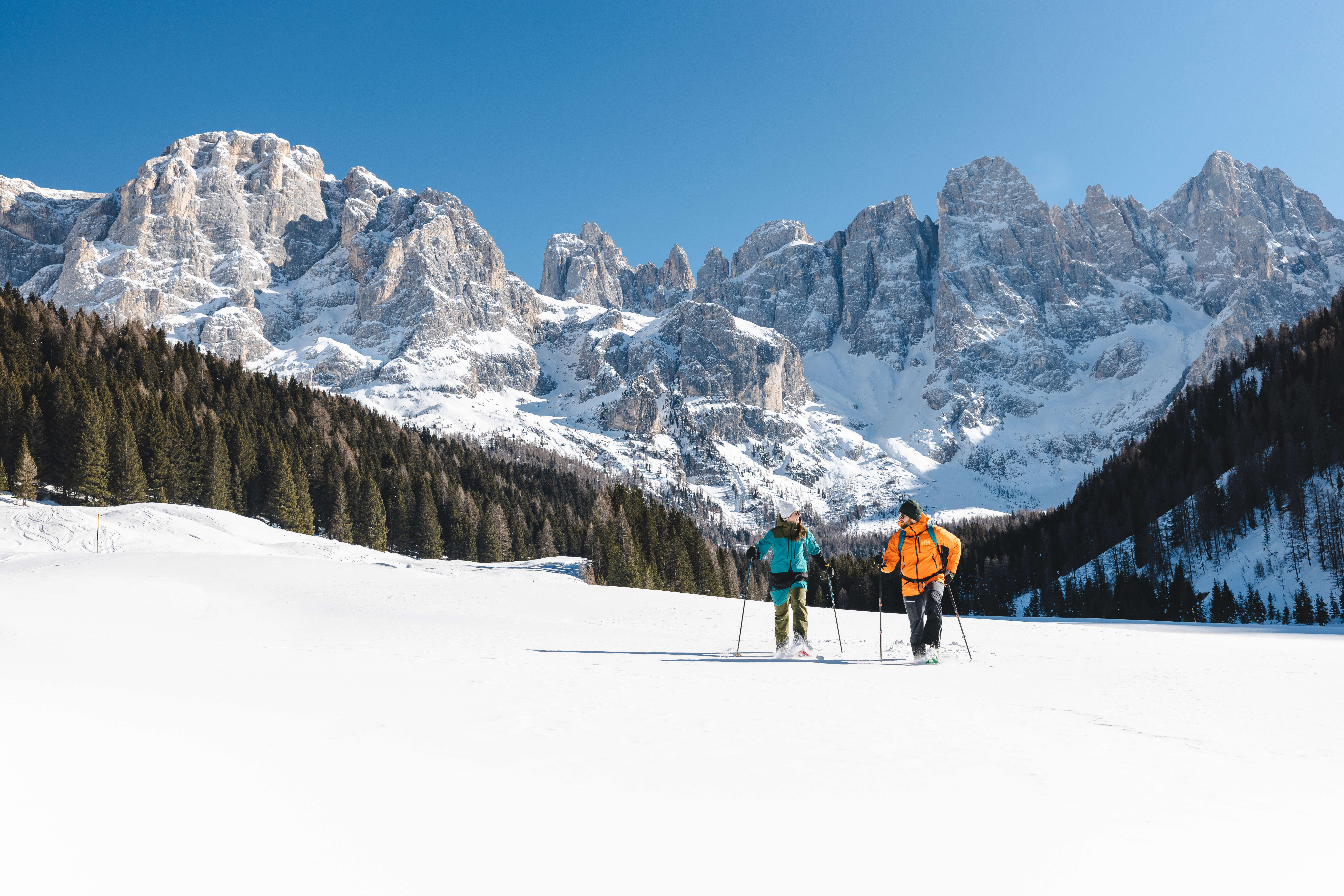 Header ©Mathäus Gartner Gesponserter Beitrag – Trentino  Winterurlaub im Trentino bedeutet weit mehr als nur Skifahren. Zwischen imposanten Dolomiten, perfekt präparierten Pisten und gemütlichen Berghütten entfaltet sich eine Vielfalt, die ihresgleichen sucht. Hier trifft alpiner Winterzauber auf italienisches Lebensgefühl: Familienabenteuer, Wellnessmomente und Naturgenuss auch abseits der Pisten.Das Trentino zählt zu den vielseitigsten Wintersportregionen Italiens und
