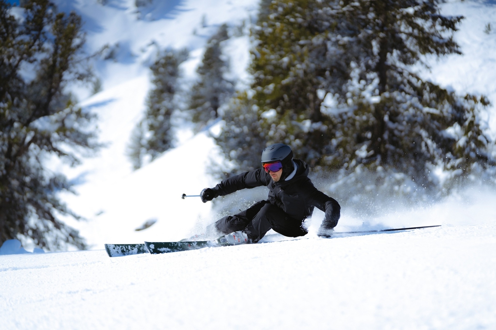 Header ©uvex Gesponserter Beitrag – UVEX  Was macht einen wirklich guten Skihelm aus? Und worauf kommt es bei einer Skibrille an, wenn Sicht, Schutz und Komfort gleichermaßen gefragt sind? Wer diese Fragen beantworten kann, sind jene Athlet:innen, die sich im Weltcup bei Tempo 130 km/h auf ihr Material verlassen müssen. Genau dort, wo Hundertstelsekunden entscheiden, zeigt sich,
