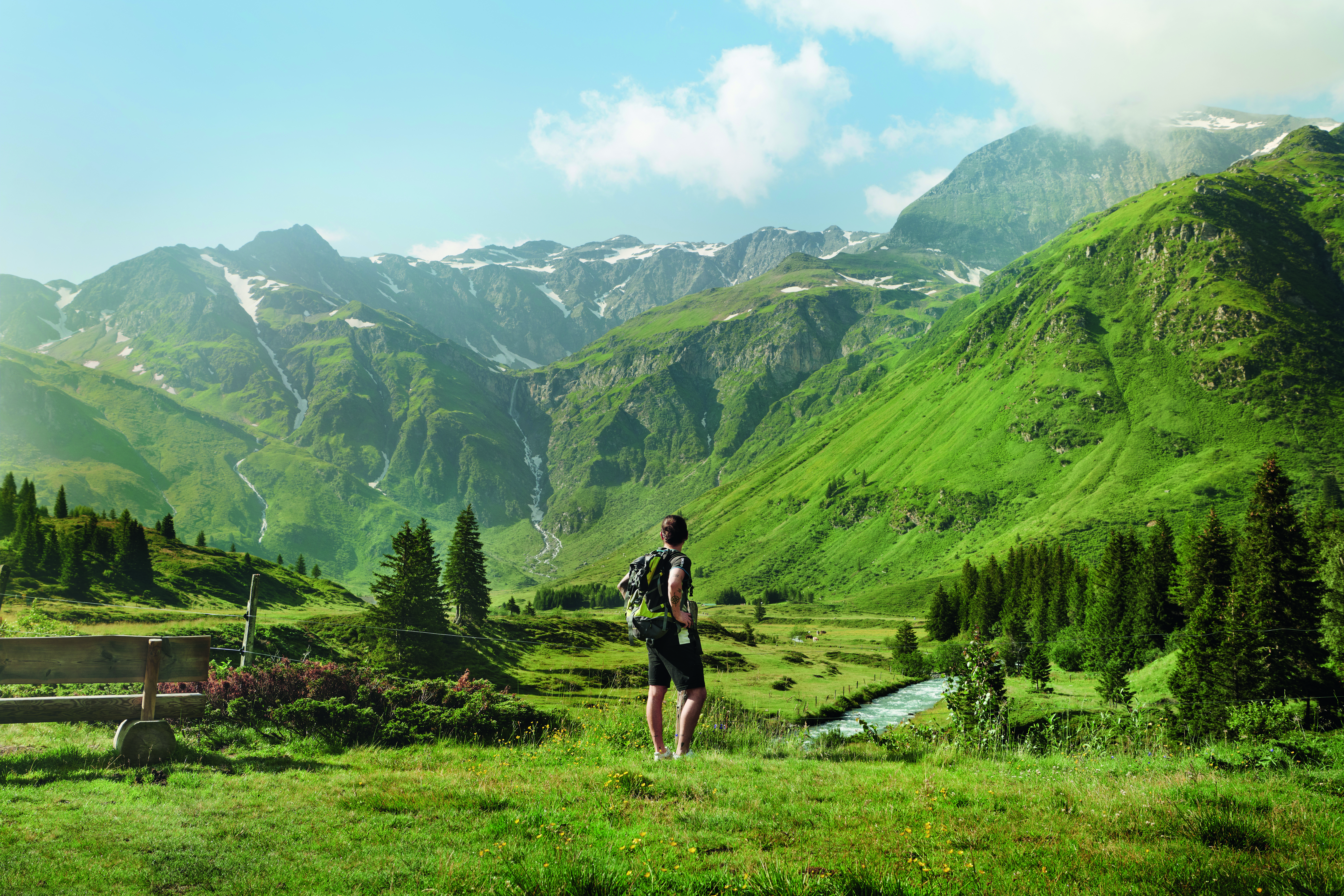 Stell dir vor: kein voller Terminkalender. Kein To-do. Kein ständiges Müssen. Stattdessen: Der würzige Duft frischer Almkräuter in der klaren Morgenluft. Wasserfälle, die sich tosend über schroffes Gebirge stürzen. Und warmes, heilsam Thermalwasser, das über die Haut rinnt wie flüssiges Wohlgefühl. Das Gasteinertal, eingebettet in die majestätische Kulisse der Hohen Tauern, liegt so nah und
