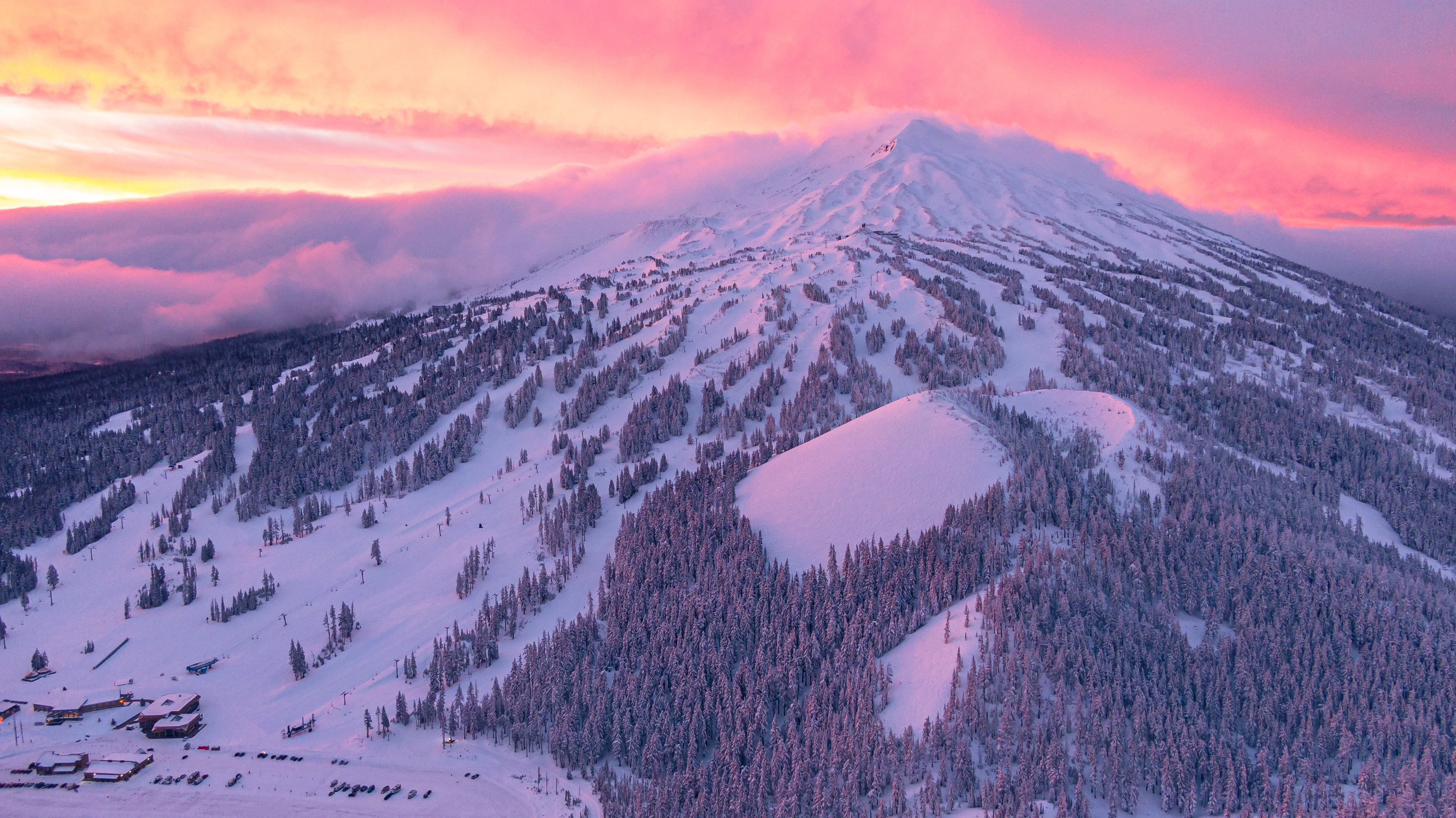 The Oregon mountain town of Bend at dusk with snow-covered mountain in the background