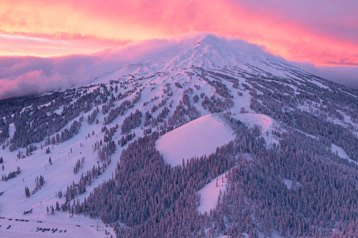 The Oregon mountain town of Bend at dusk with snow-covered mountain in the background