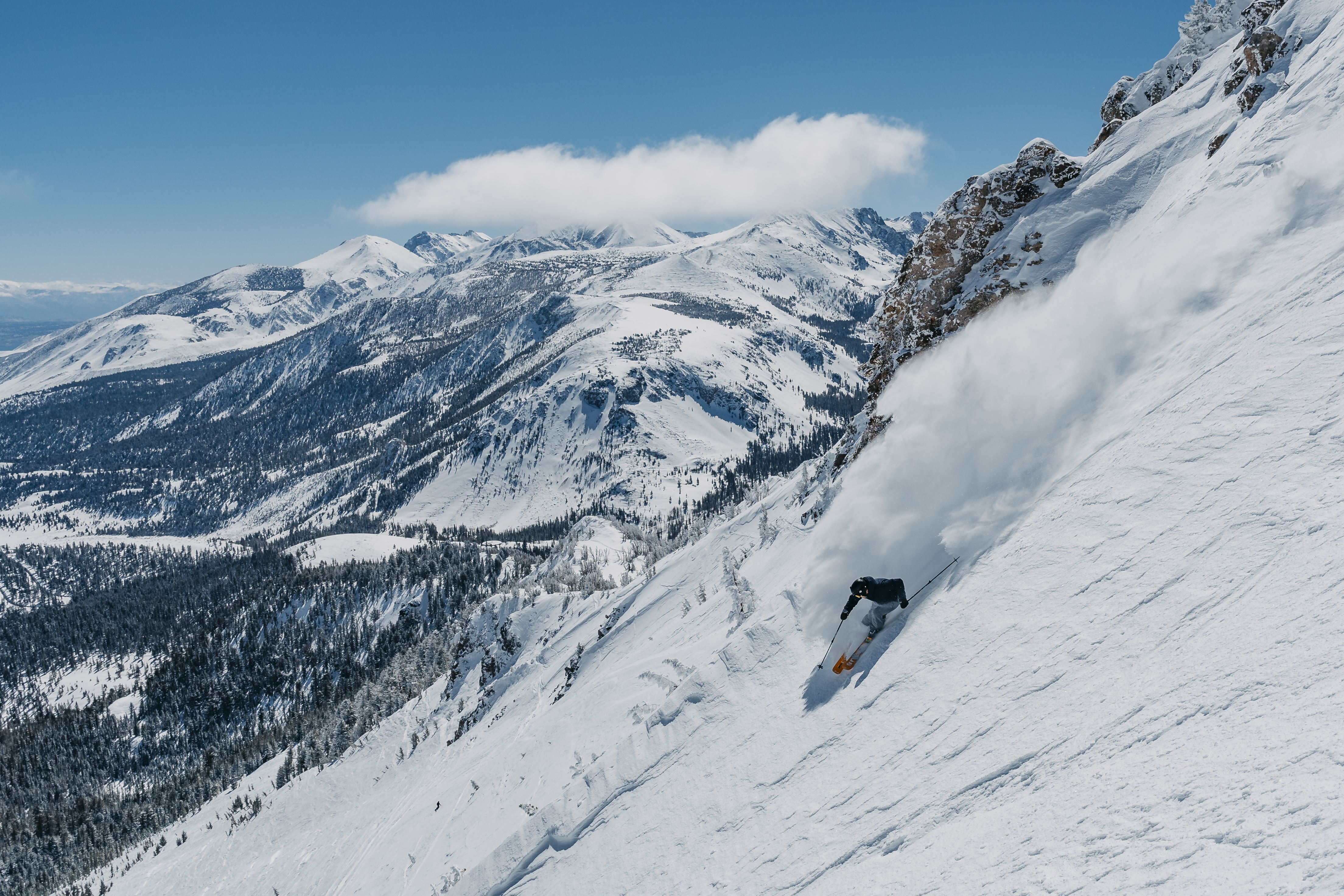 Los Angeles is known all too well for its entertainment culture, miles of beaches, warm weather, and great food and drink scene. But what you might not think of L.A. for is its access to skiing. In as little as an hour, depending traffic and where you are in the city, you can swap your
