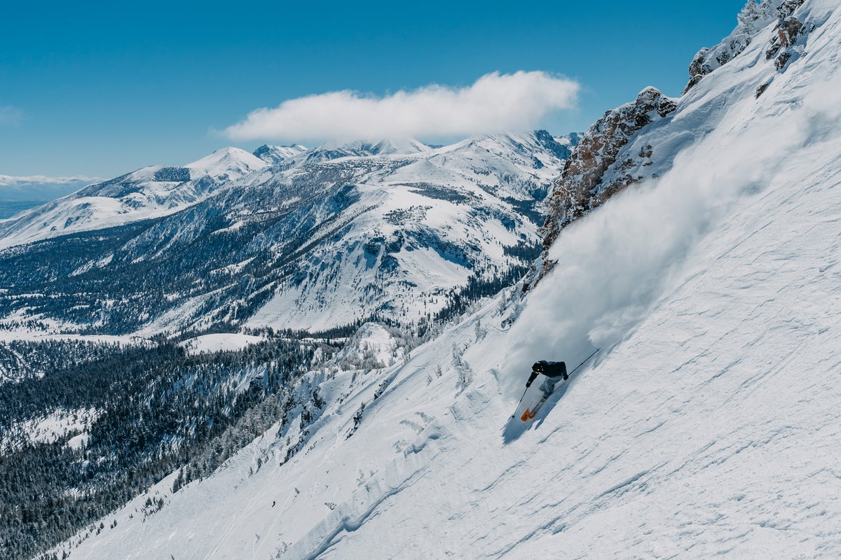 Mammoth Mountain Ski Area wide view mountains.