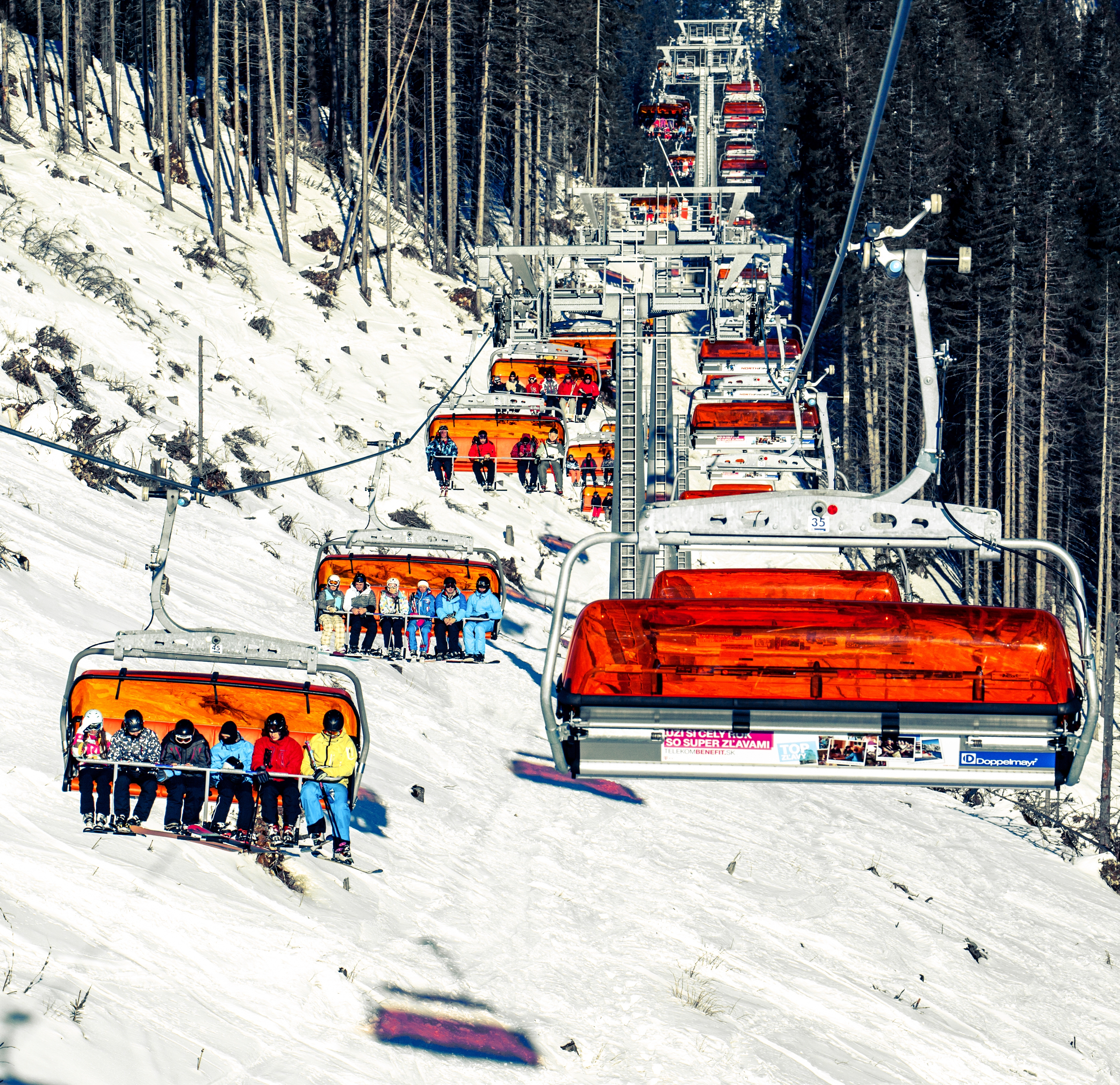 Lyžiari na sedačkovej lanovke v stredisku Jasná, Nízke Tatry