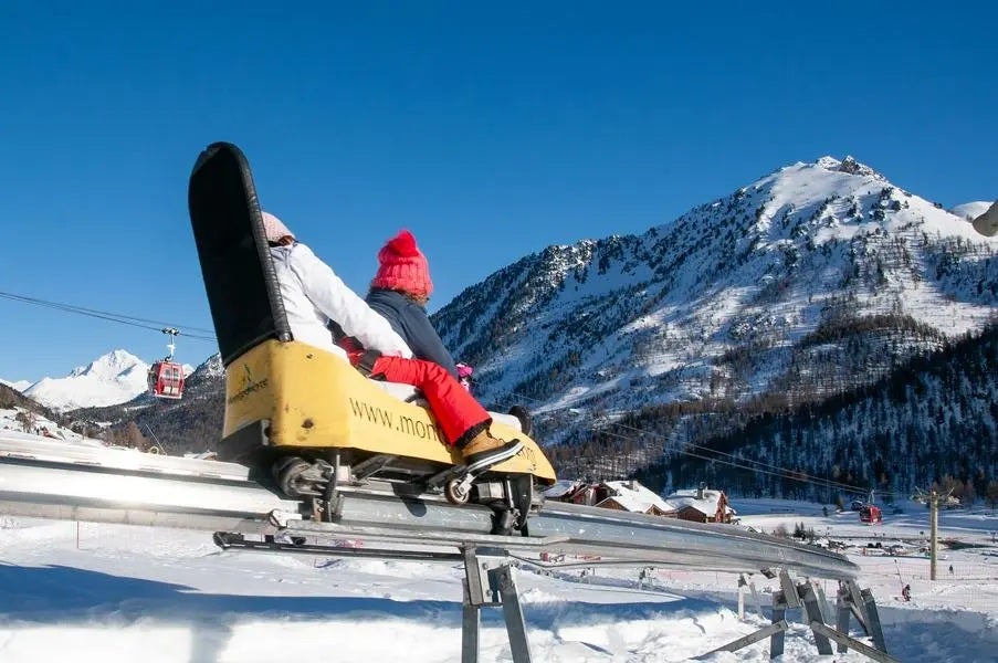Family skiing in Montgenevre