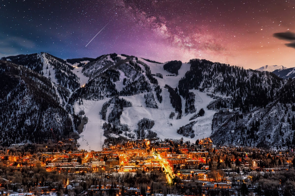 US airports easy ski access, Aspen night sky resort.