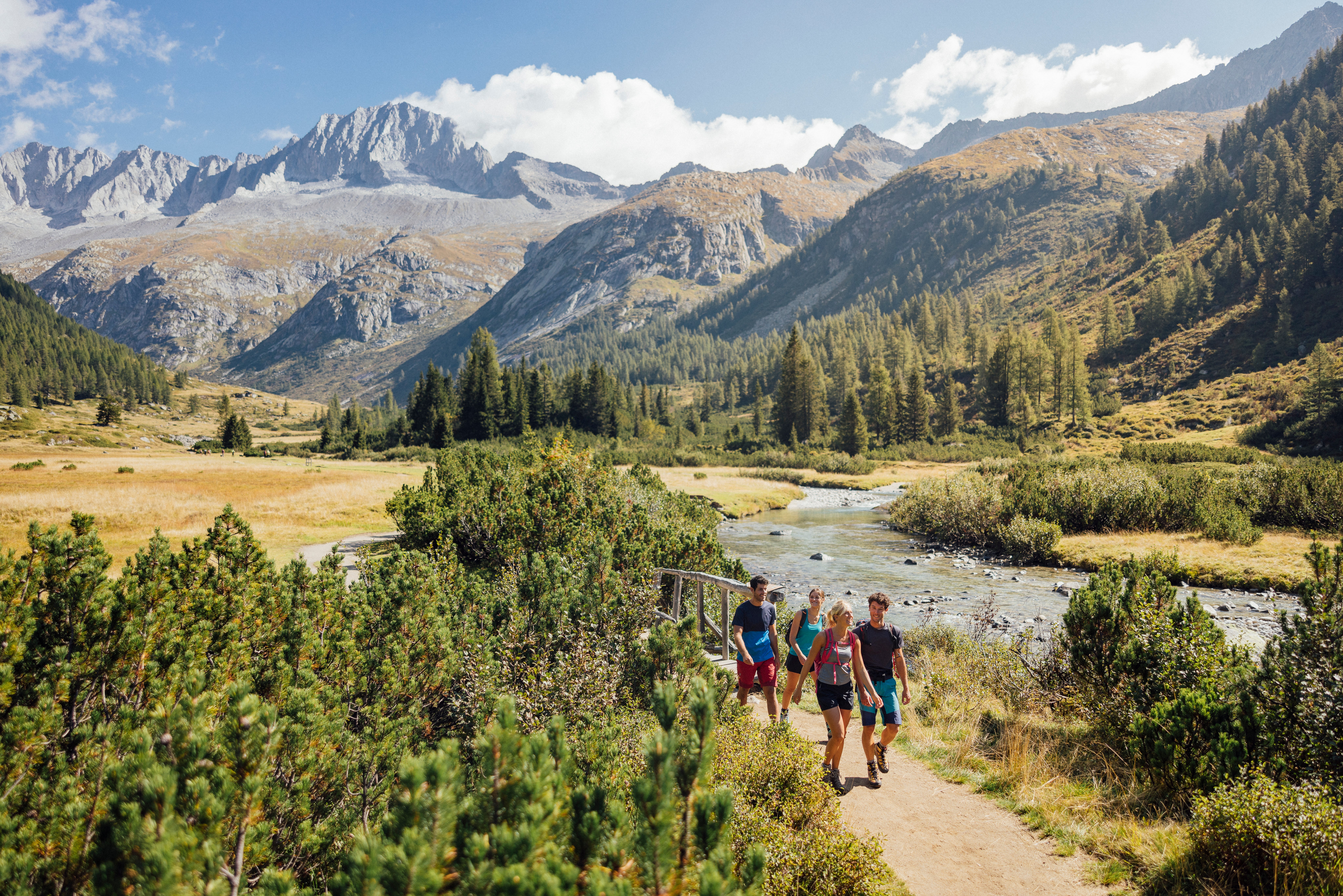 Valle del Chiese, Val di Fumo, foto di Daniele Molineris, courtesy of Archivio Fotografico Trentino Marketing Articolo Sponsorizzato– Trentino Marketing Il profumo dell’abete rosso che si diffonde nei boschi al mattino, la brezza dell’Ora che accarezza le sponde del Garda, il silenzio dei pascoli d’alta quota interrotto soltanto dal suono dei campanacci. E poi le
