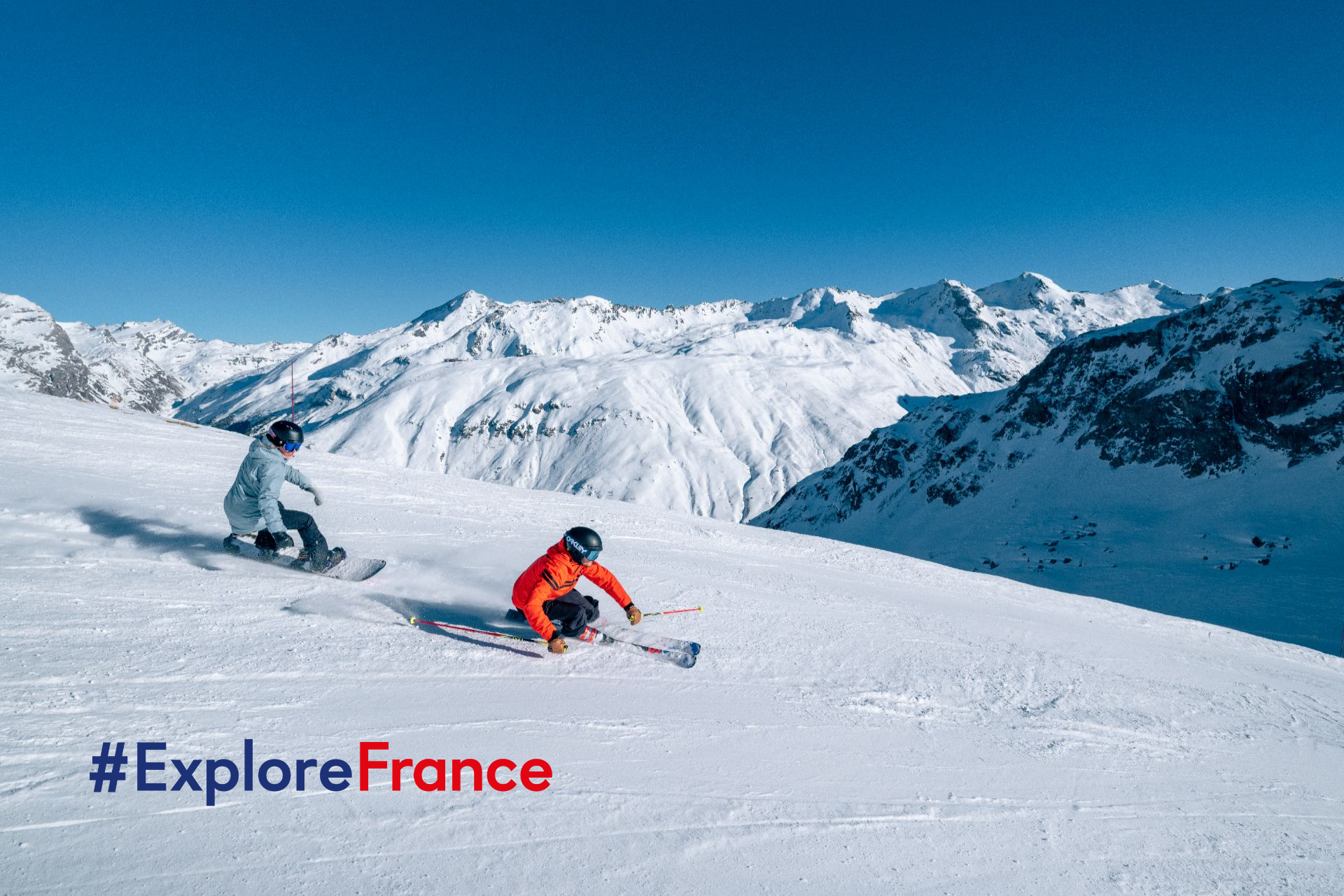 ©️Val d’Isère Tourisme / Tristan Shu W Północnych Alpach Francji zlokalizowane są największe i najbardziej renomowane ośrodki narciarskie na świecie. Wiele z nich jest gospodarzem najważniejszych międzynarodowych wydarzeń narciarskich i snowboardowych, w tym zawodów FIS, Mistrzostw Świata w narciarstwie czy Zimowych Igrzysk Olimpijskich. Co więcej, właśnie tu odbędą się Zimowe Igrzyska Olimpijskie w 2030 roku.
