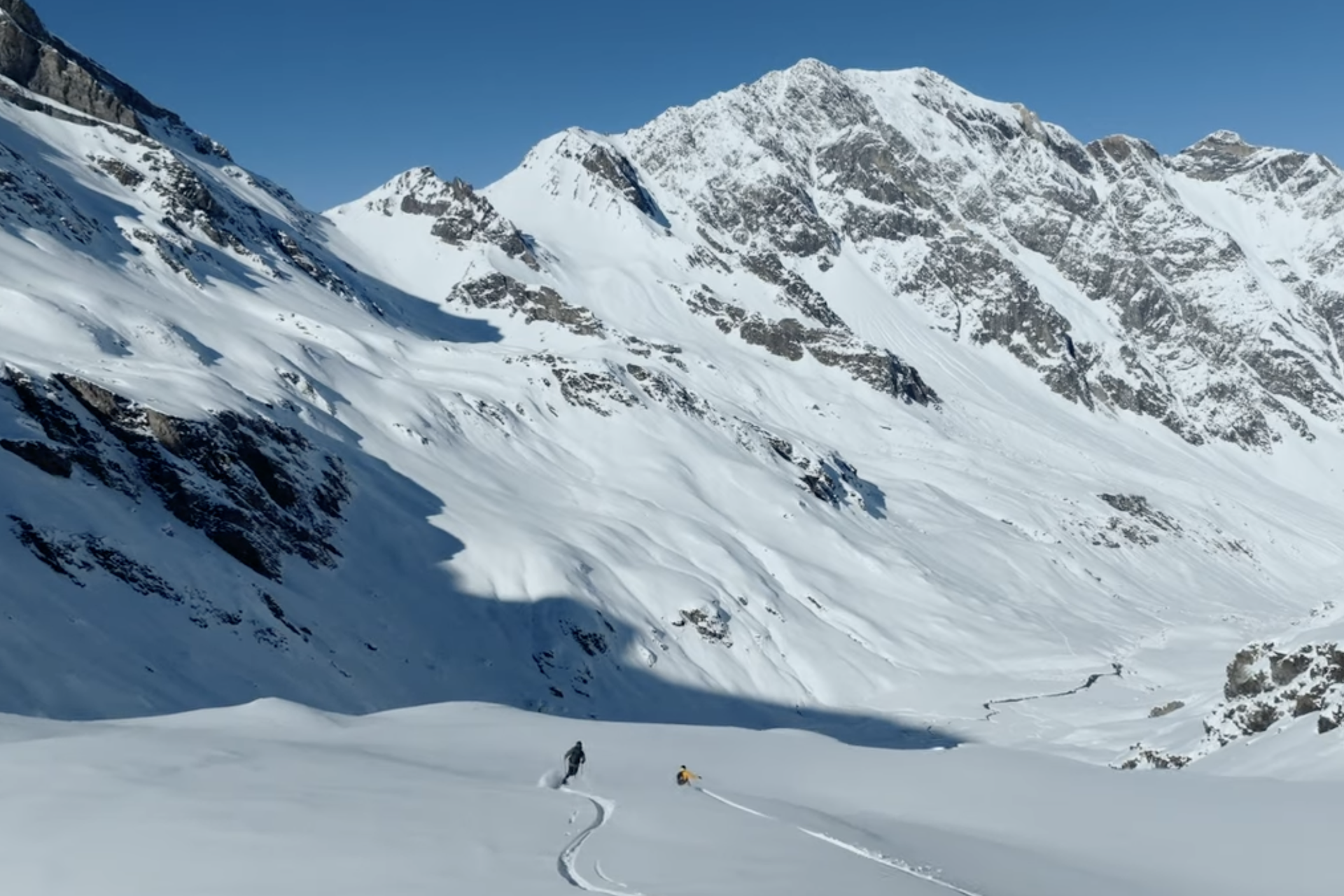 Le massif pyrénéen abrite l’un des terrains freeride les plus variés de France : longues faces nord, combes froides, pentes soutenues et forêts techniques. Voici une sélection non hiérarchisée de dix lignes emblématiques, reconnues pour leur engagement. Pic du Midi : l’incontournable du freeride pyrénéen Dépose Artigues : référence absolue du freeride dans les Pyrénées, cette descente
