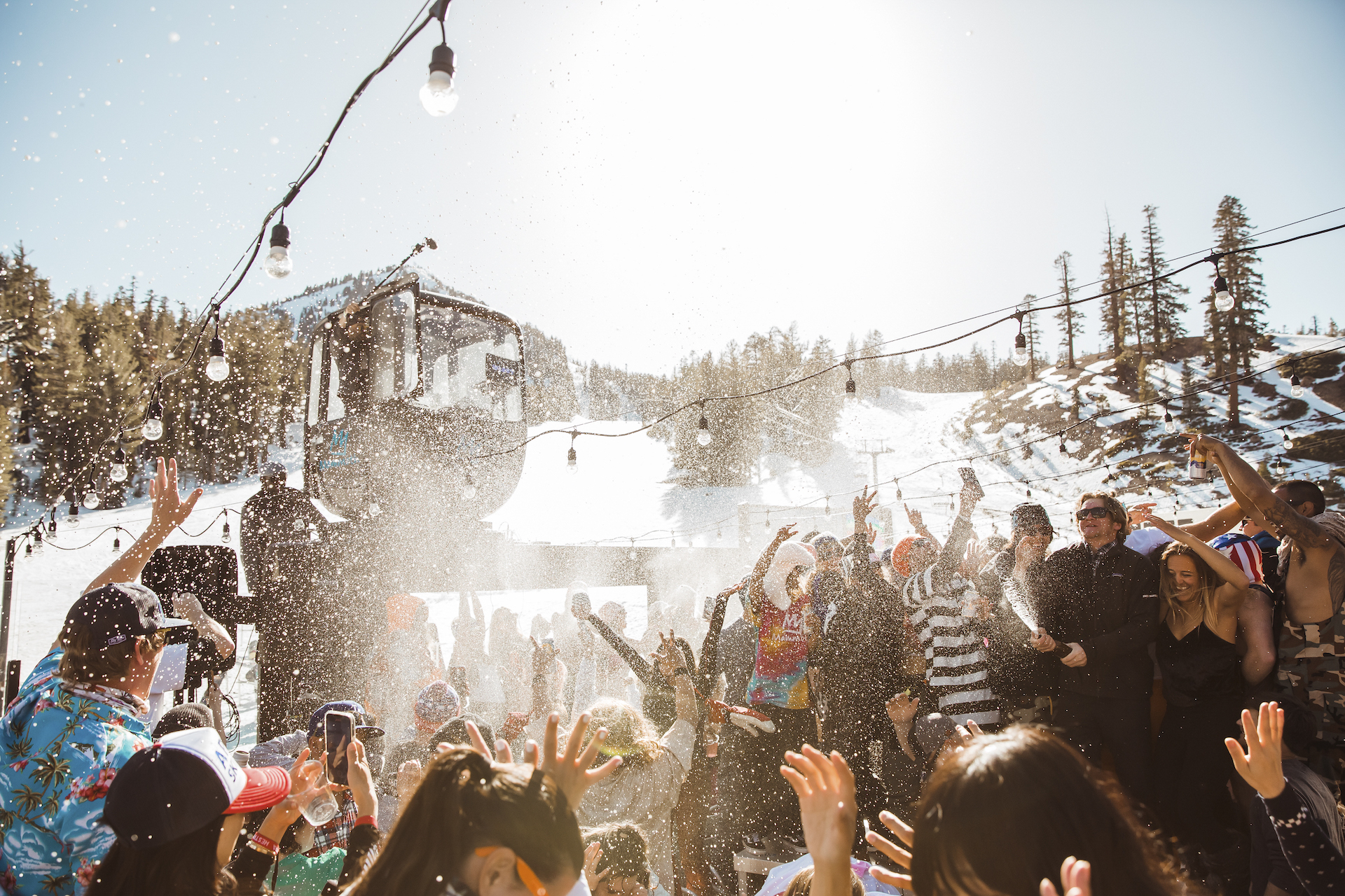 Spring is peak après-ski season, and there are few things better than topping off a day on the slopes with drinks, food, and Vitamin D on a sun-drenched patio. Many of the best après-ski patios are on the mountain, and are generally attached to mid-mountain or summit restaurants where you can soak up the sun
