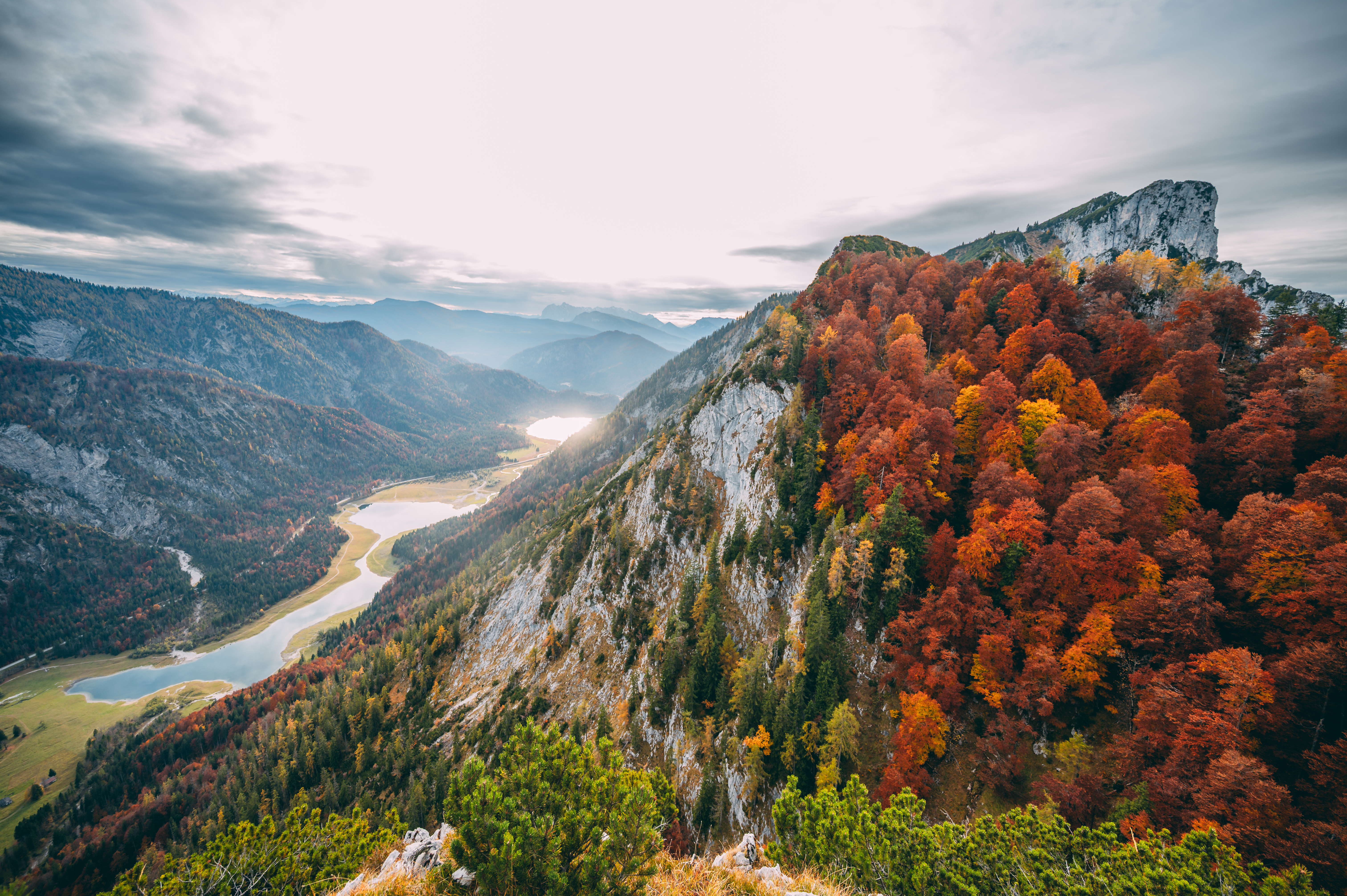 Goldene Wege, weite Blicke und echter Genuss: Chiemgauer Wanderherbst