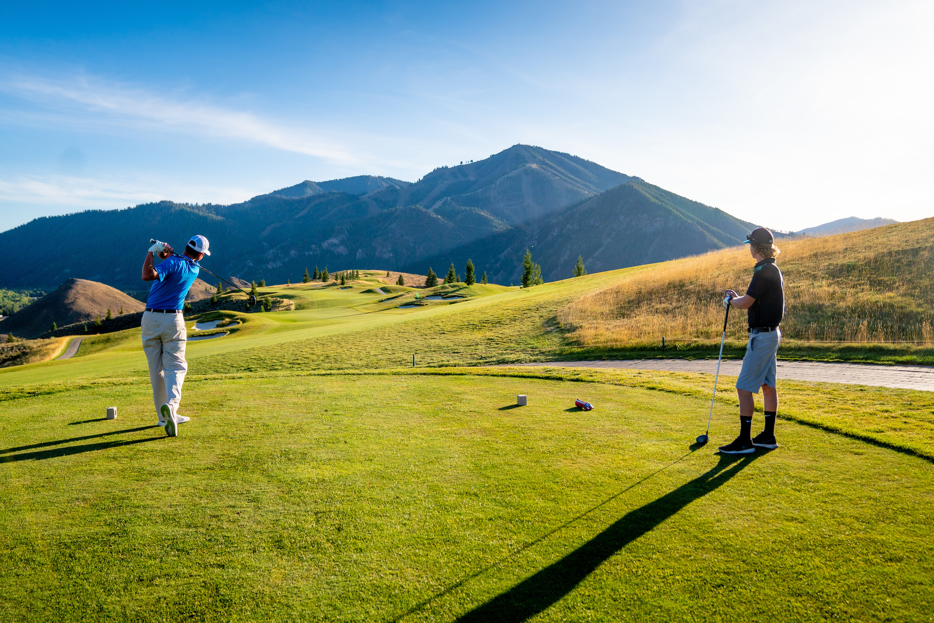 It’s no secret that the U.S. is home to some of the world’s best ski resorts. However, you may be surprised to discover that many of the top ski resorts are also home to incredible golf courses. From high-altitude fairways to greens with breathtaking views to championship course designs, ski resorts across the country combine
