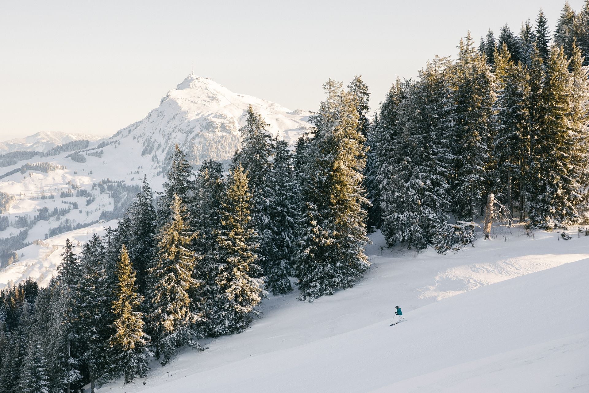 Skitouring v Kitzbühelu za východu slunce.