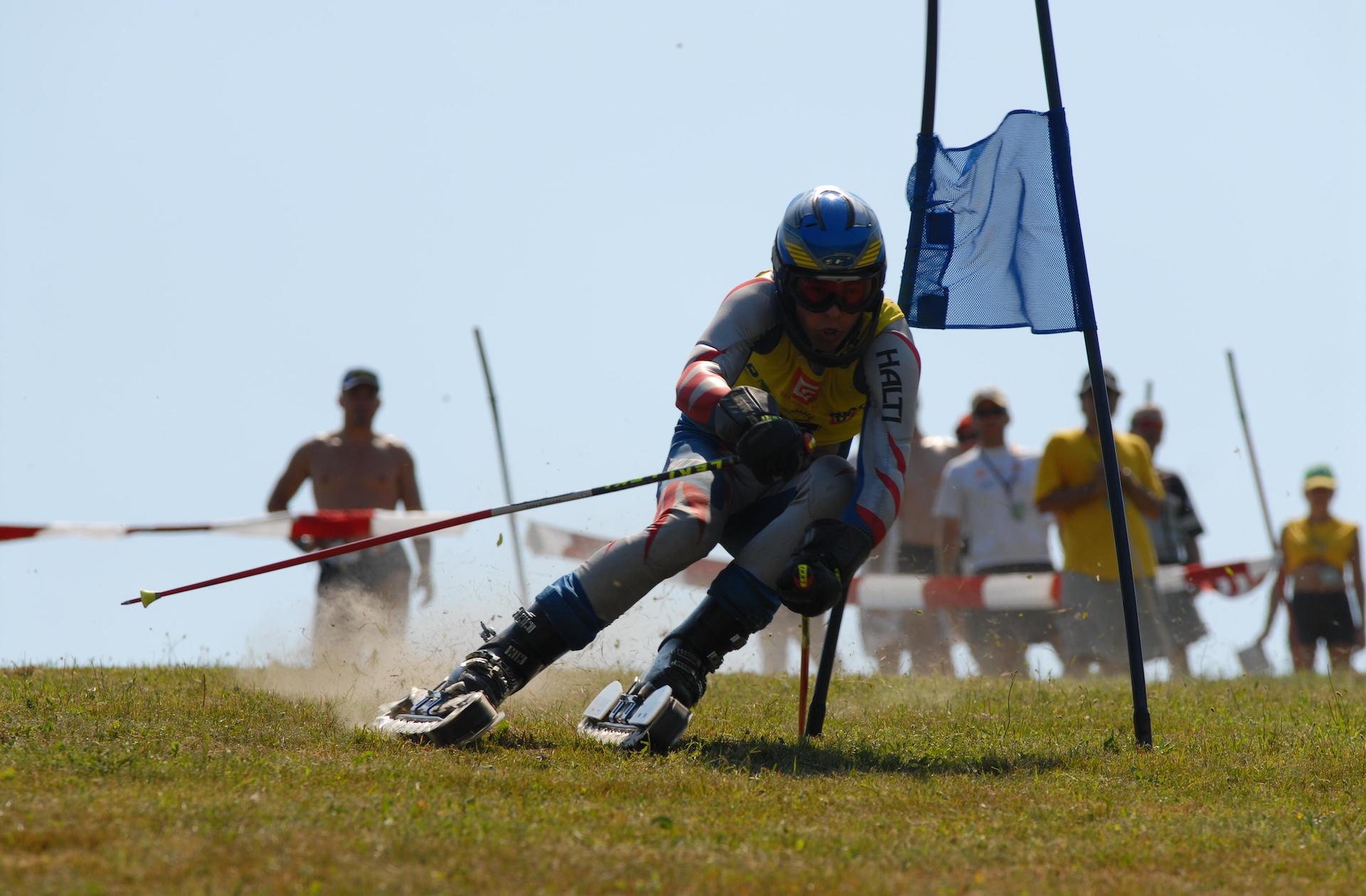 Discipline créée pour permettre aux skieurs alpins de s’entraîner durant la période estivale, le ski sur herbe est devenu un sport à part entière. Mais où peut-on pratiquer le ski sur herbe ?  Le ski sur herbe Le ski sur herbe a été inventé par Josef Kaiser en Allemagne en 1963. Il a été créé initialement comme méthode d’entraînement pour les skieurs avant la saison hivernale. Avez-vous déjà entendu parlé du ski sur herbe ? Quésaco ?
