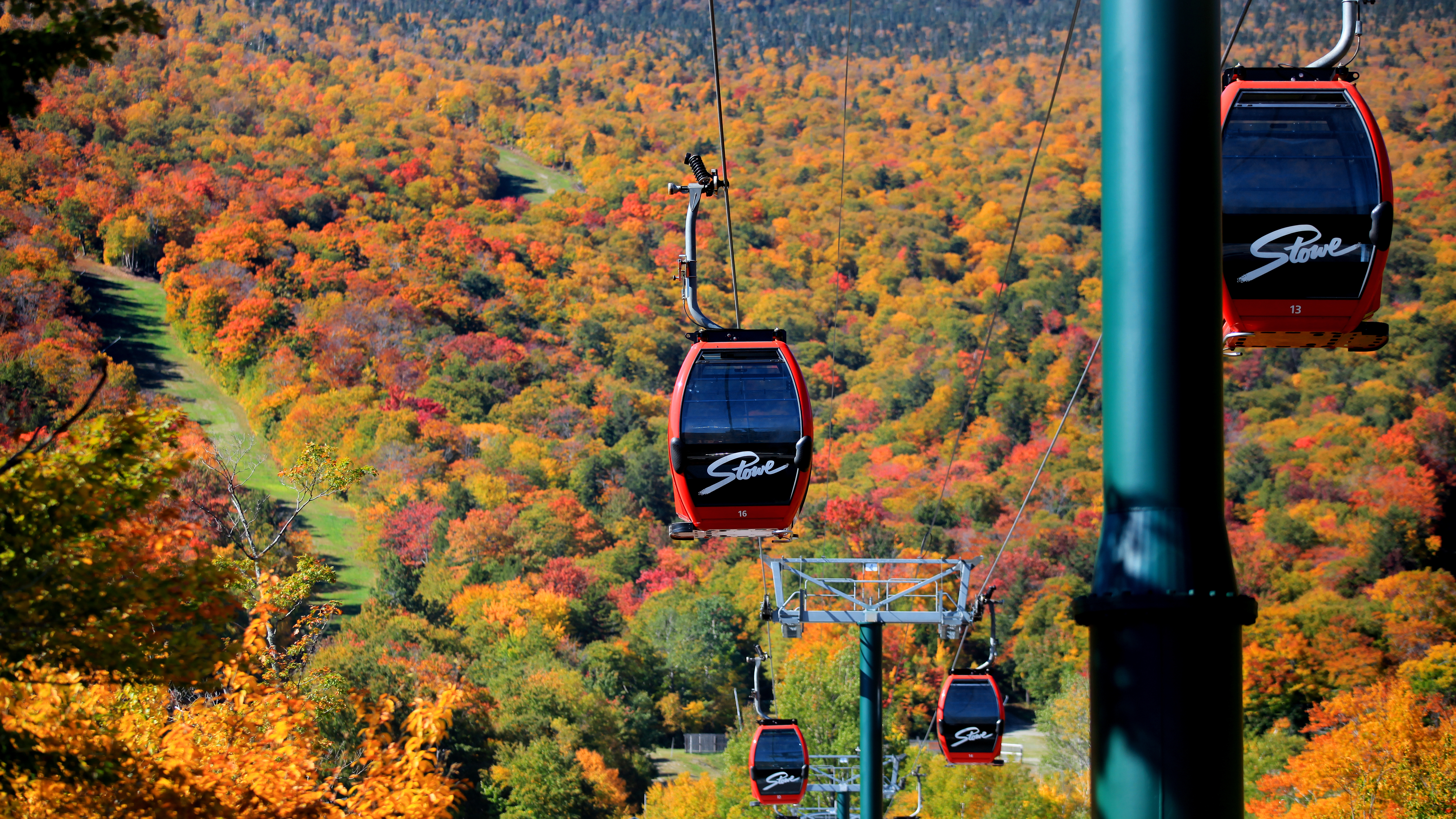 While America’s amazing ski destinations are of course known for their winter landscapes, many of them are just as beautiful during the autumn when the mountains and forests pop with color. However, there’s a little planning required to time it right. The bright autumn colors reach the mountains near our favorite ski resorts at different
