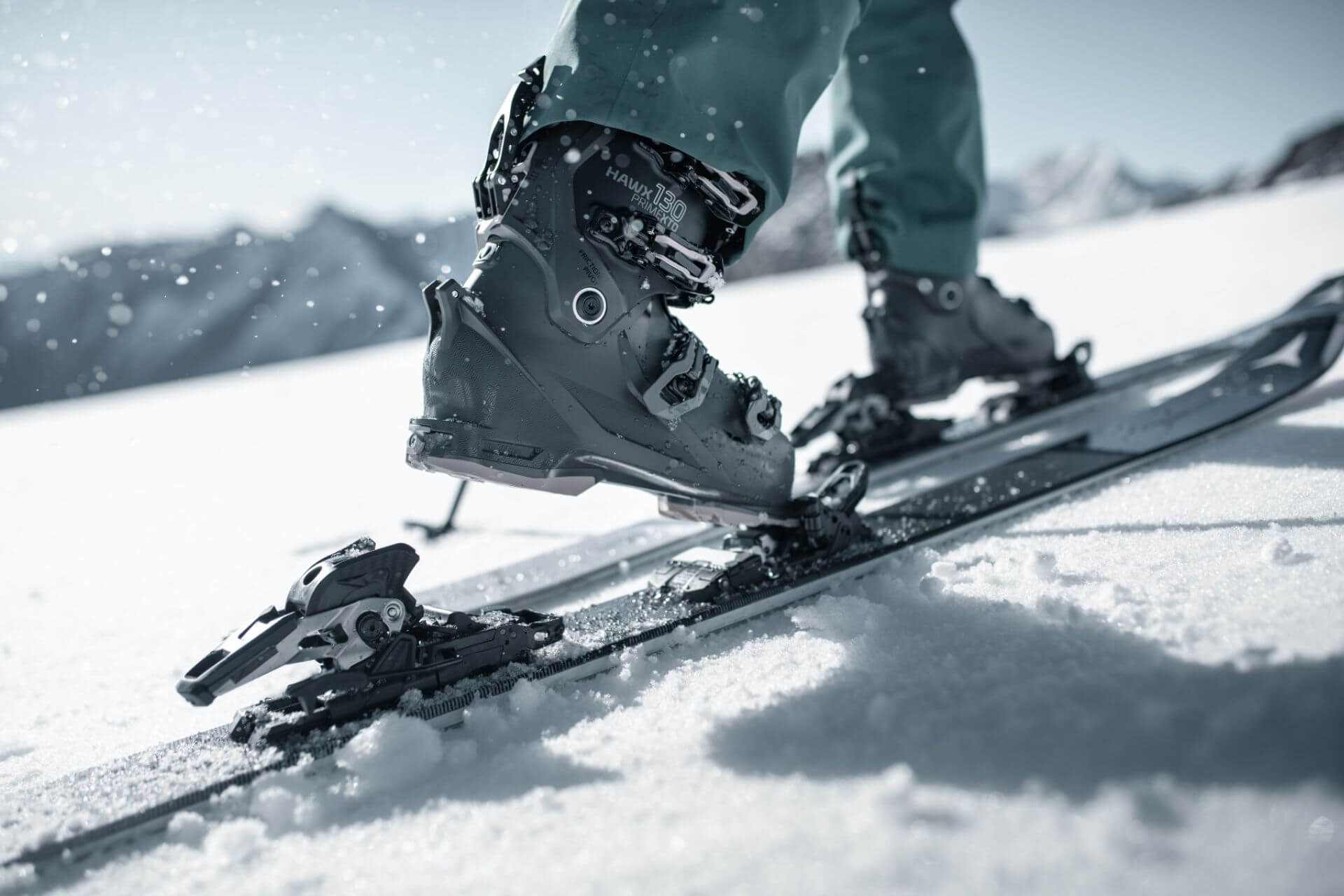 Skischuh in der Skibindung auf der Piste