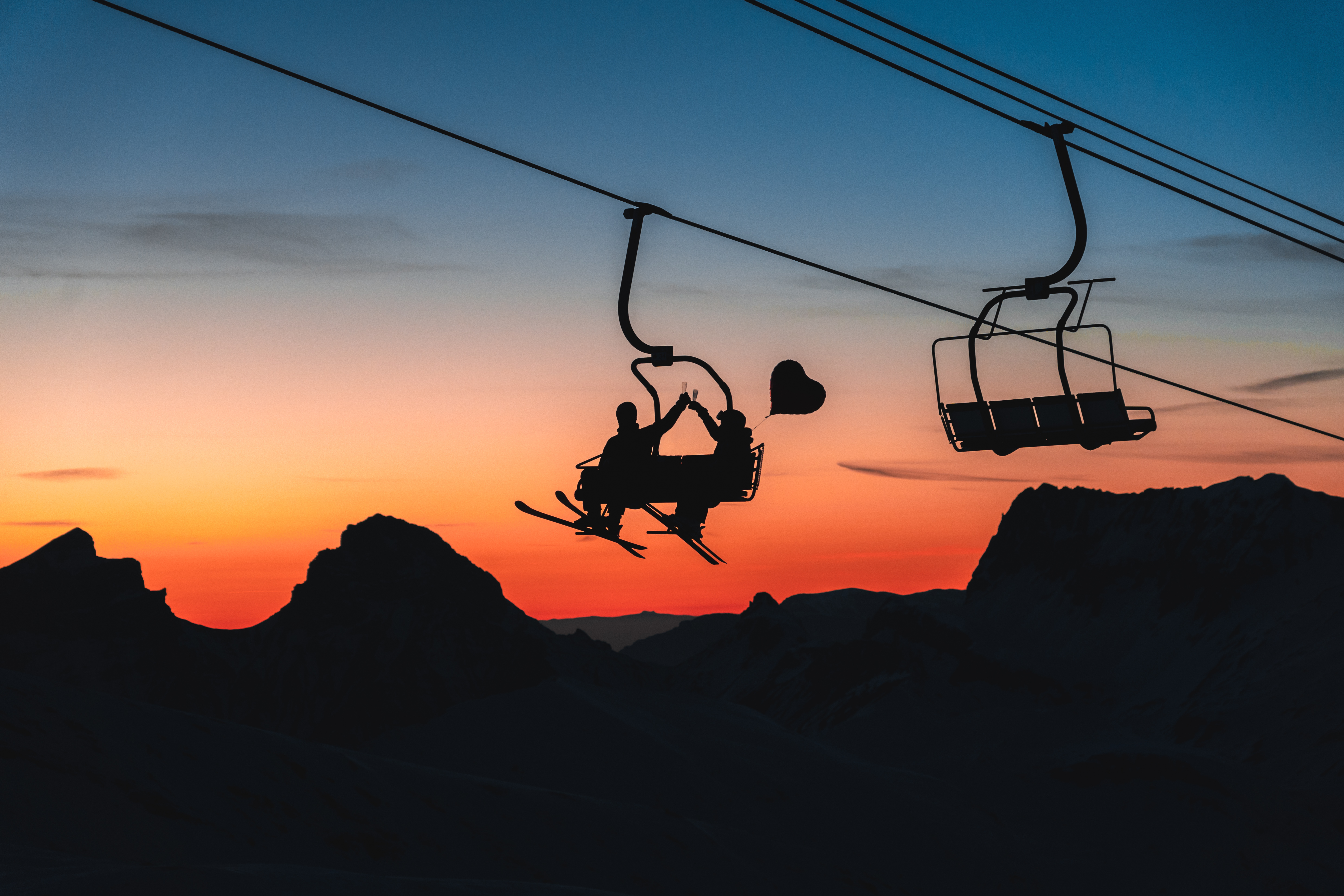 Entre Vercors et Écrins, le massif du Dévoluy s’impose comme l’un des terrains de jeu les plus accessibles et les plus ludiques des Alpes du Sud. Avec un domaine culminant à 2500 m et deux stations reliées – Superdévoluy et La Joue du Loup –, le Dévoluy propose un ski facile, varié et profondément convivial, idéal pour les familles comme pour
