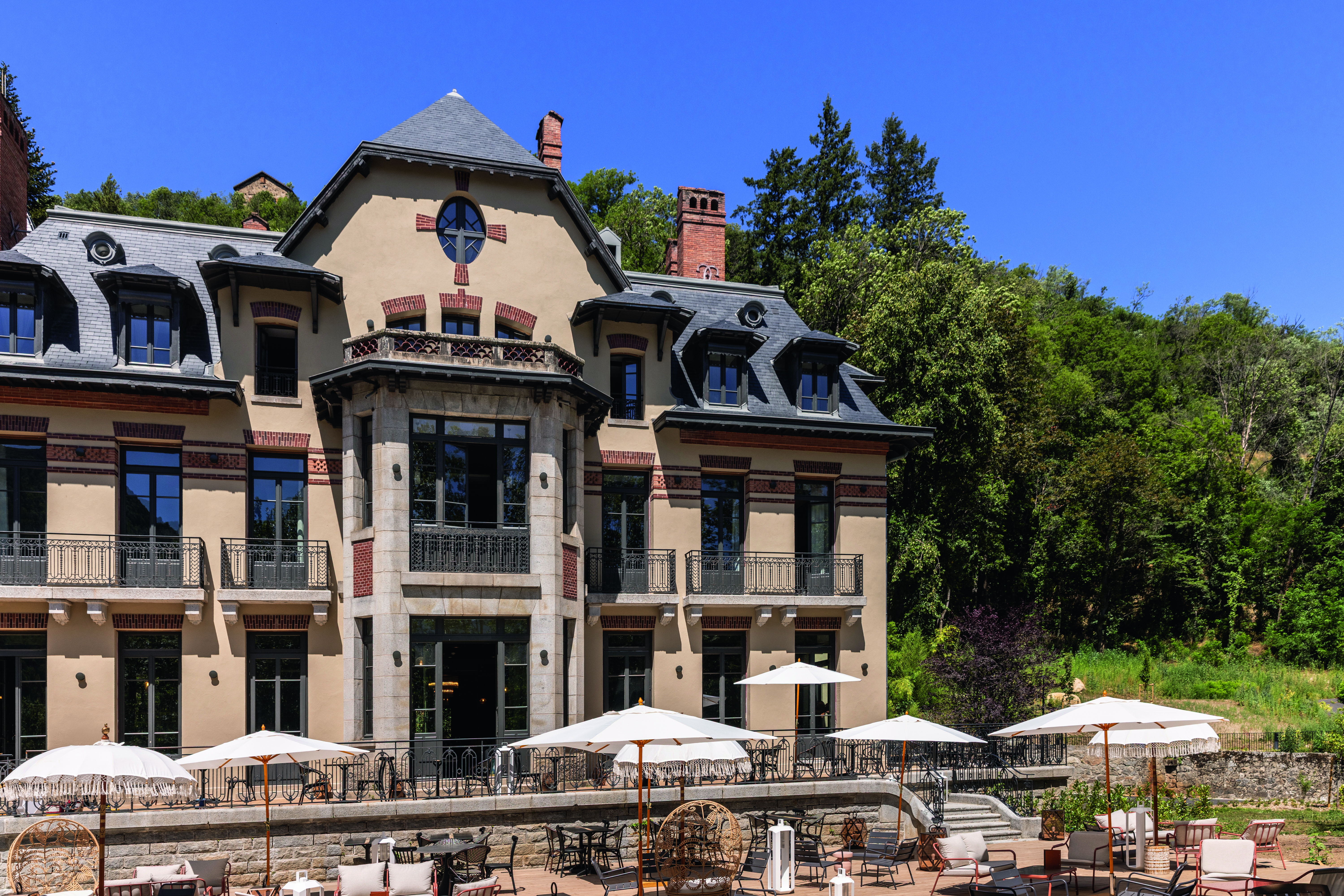 Le Chateau de Villemur – Mercure dans l’Ariège, Ax les Thermes Article Sponsorisé – L’Agence des Pyrénées Dans les Pyrénées, on ne réserve pas une chambre : on choisit un lieu, une ambiance, une vue, un art de vivre. Authentiques, insolites, design ou familiaux, voici un florilège d’adresses déco, engagées et inspirantes qui ont un
