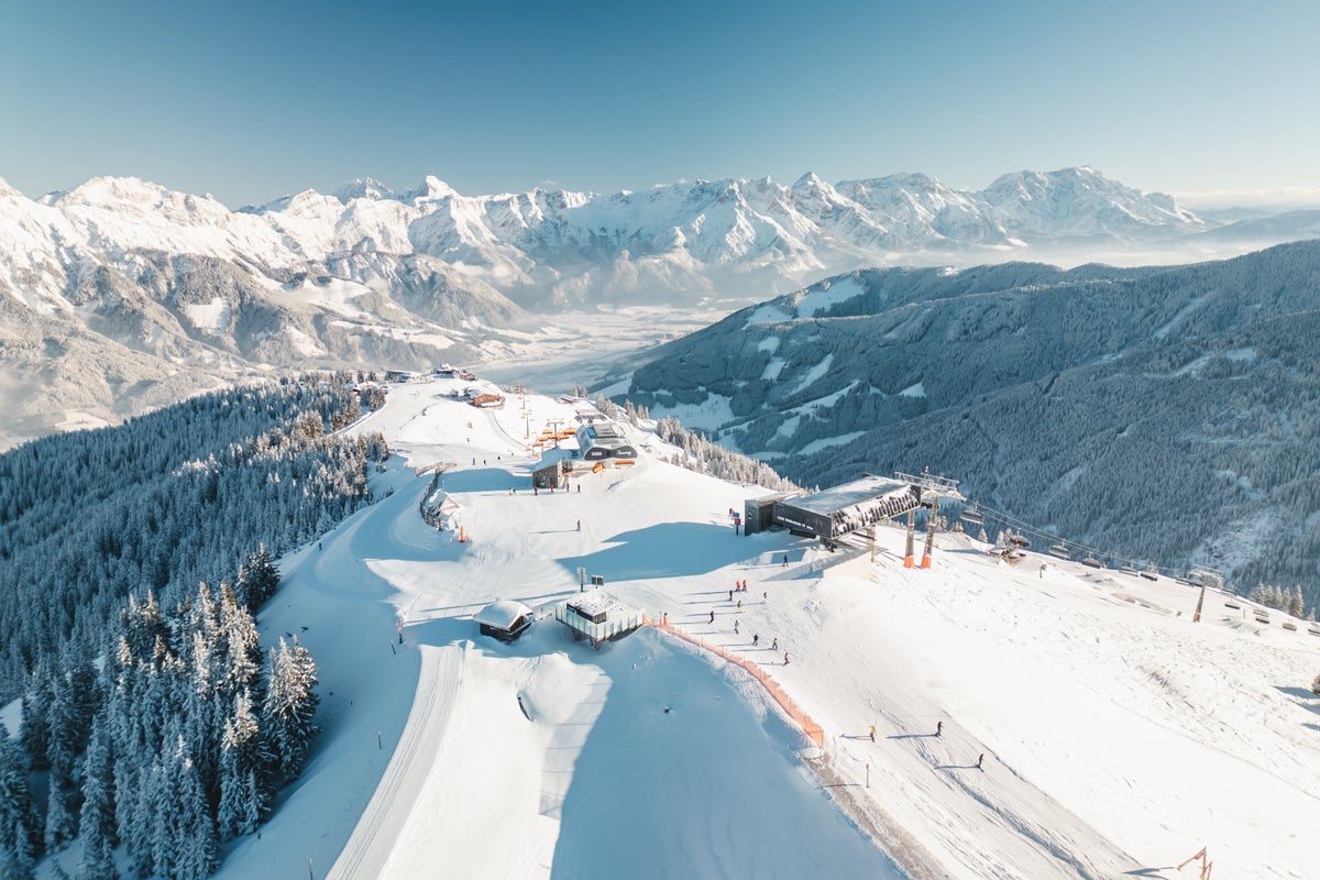 Letecký pohľad na zjazdovky a lanovky v Skicircus Saalbach Hinterglemm Leogang Fieberbrunn