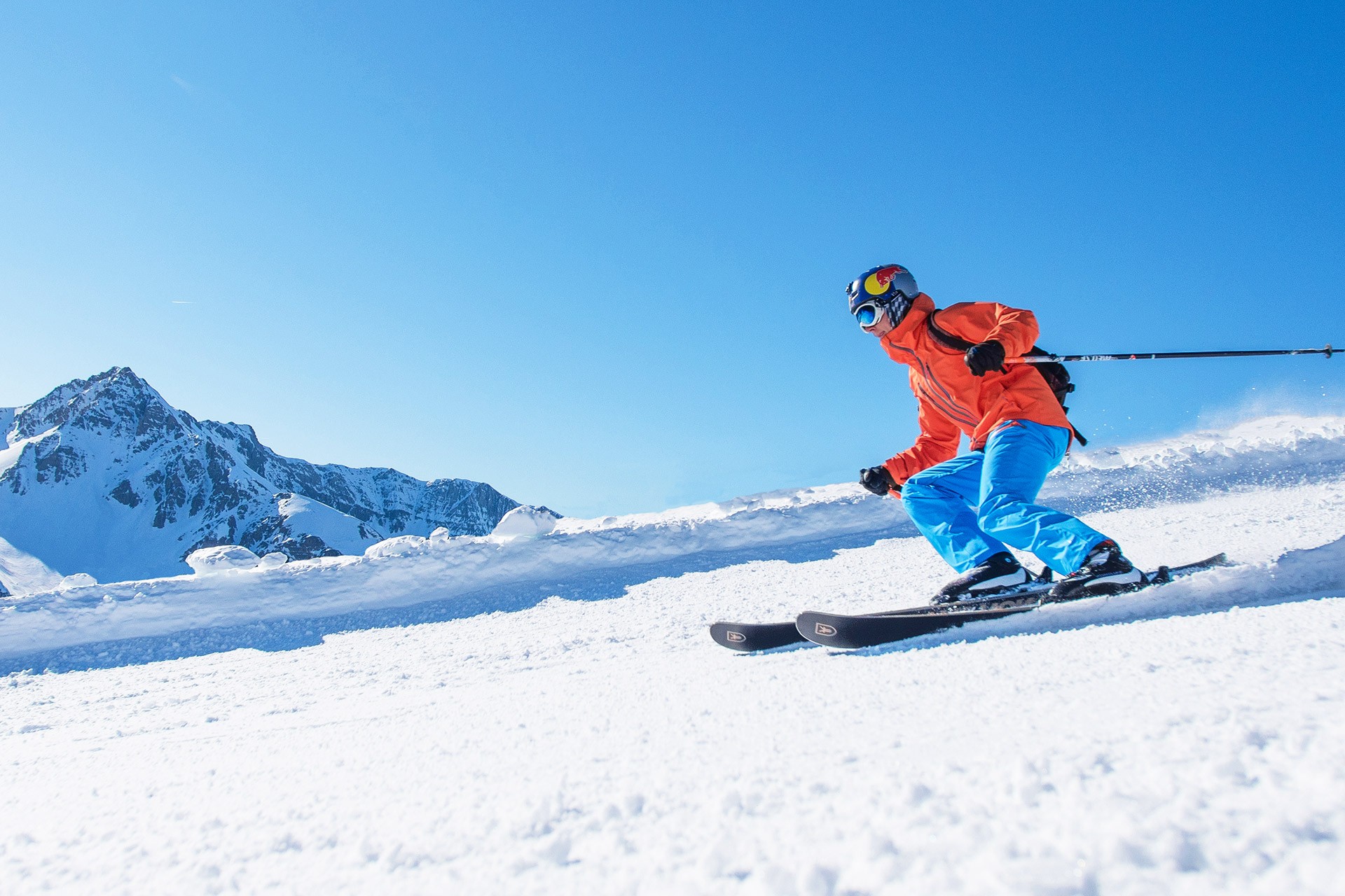 Le carving, c’est une technique de ski qui consiste à réaliser des virages coupés. Autrement dit, des virages entièrement réalisés sur la carre du ski, dans une recherche d’efficacité maximum et d’accélération, à l’inverse des virages dérapés ou glissés. C’est typiquement la technique utilisée par les skieurs alpins dans les piquets, avec des rayons de

