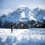 Il Trentino in inverno è un grande parco giochi bianco dove la natura diventa protagonista assoluta. Tra scialpinismo, freeride, cascate di ghiaccio, parapendio, sleddog e fat bike, ogni giorno si trasforma in un’occasione per vivere esperienze autentiche e adrenaliniche a contatto con paesaggi spettacolari. Scialpinismo: libertà e silenzio in quota Lo scialpinismo è la forma
