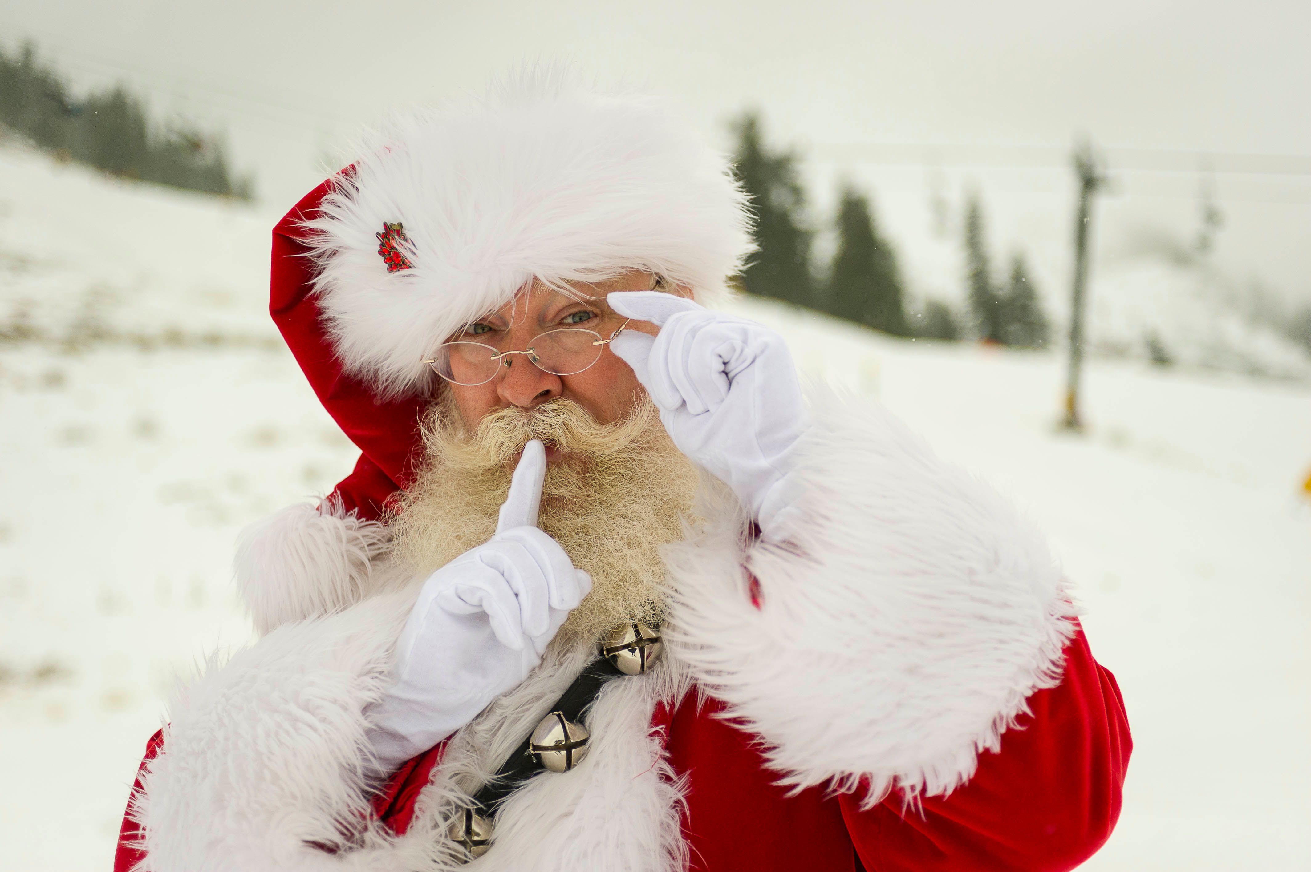 Reporterzy Skiinfo przez cały tydzień 24 godziny na dobę monitorują pokrywę i opady śniegu w około 2000 ośrodków narciarskich na całym świecie. W sezonie narciarskim co tydzień publikujemy raport narciarski, z którego dowiecie się, gdzie leży śnieg, jaka sytuacja panuje w ośrodkach narciarskich, które stacje są czynne i jakie są prognozy pogody na najbliższy okres.
