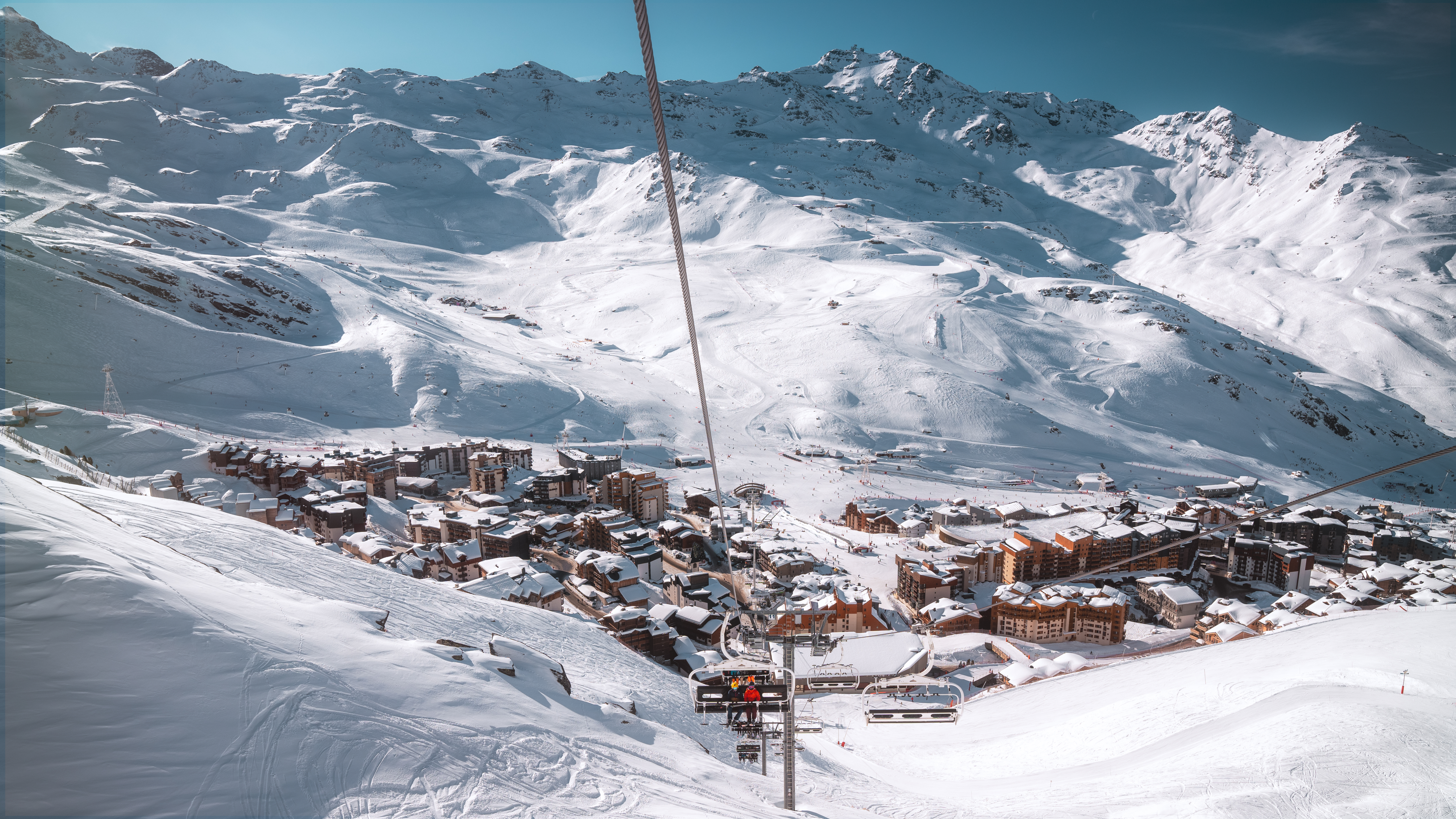 Najwyżej położone ośrodki narciarskie w Europie mogą poszczycić się najdłuższym sezonem i ciekawymi, urozmaiconymi trasami – ale co najważniejsze nigdy nie brakuje tam śniegu. Mają też jeszcze jedną wielką zaletę. Oferują opcję ski in / ski out, czyli hotele leżące przy stoku, do których można zjechać bezpośrednio na nartach. Ośrodki narciarskie zlokalizowane na dużej wysokości
