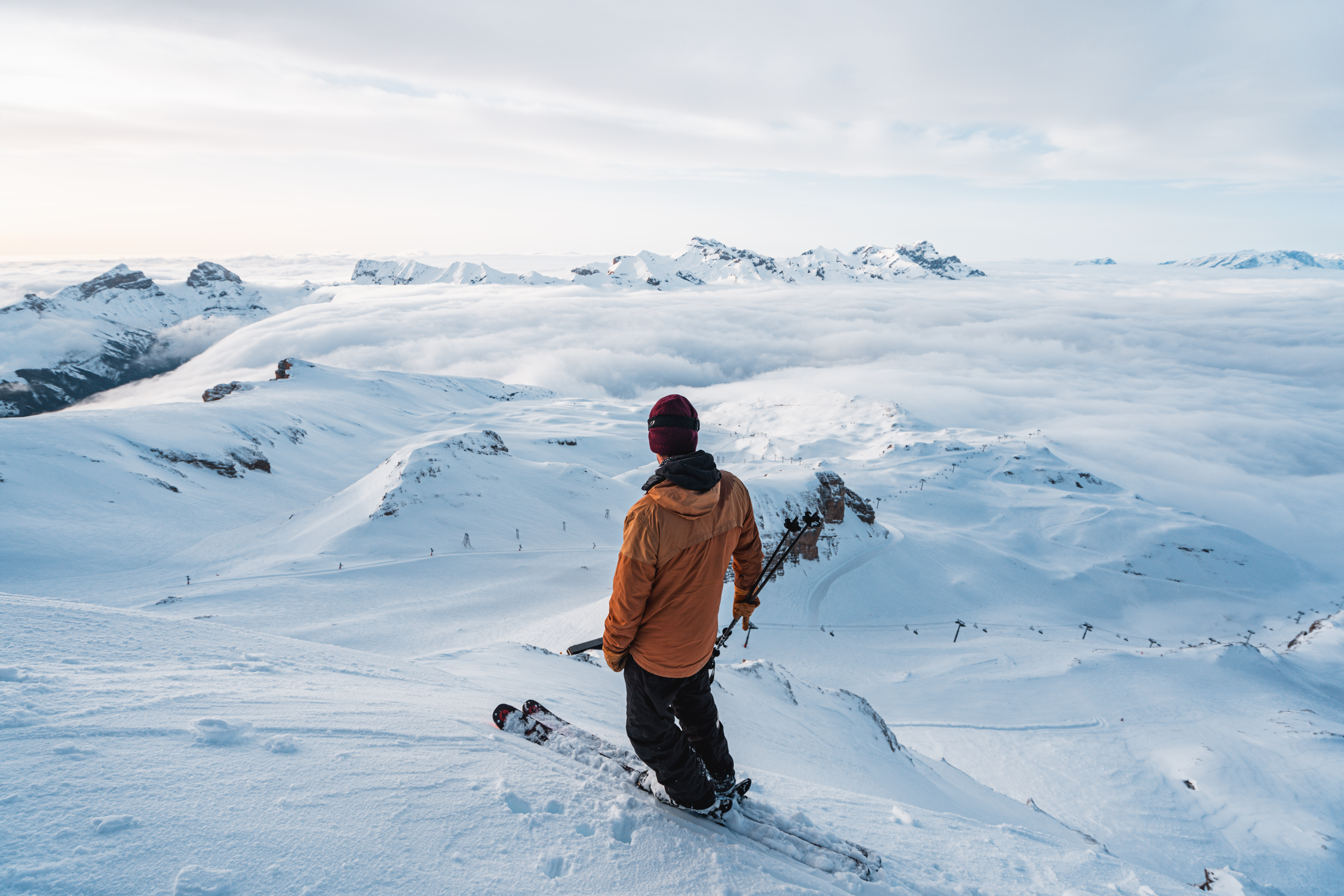 Entre le Vercors et les Écrins, le massif du Dévoluy se dévoile comme un trésor encore préservé des Alpes du Sud. Protégé par des sommets majestueux flirtant avec les 3 000 mètres, ce territoire offre un sentiment d’immensité et de liberté unique. Ici, la nature règne, invitant à la déconnexion et au ressourcement. Surnommé «

