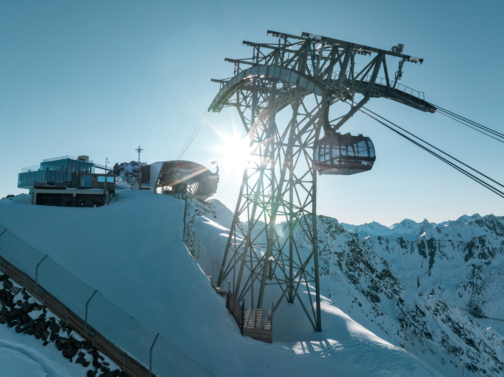 Lanovka a horná stanica na vrchole Gaislachkogl v Söldene