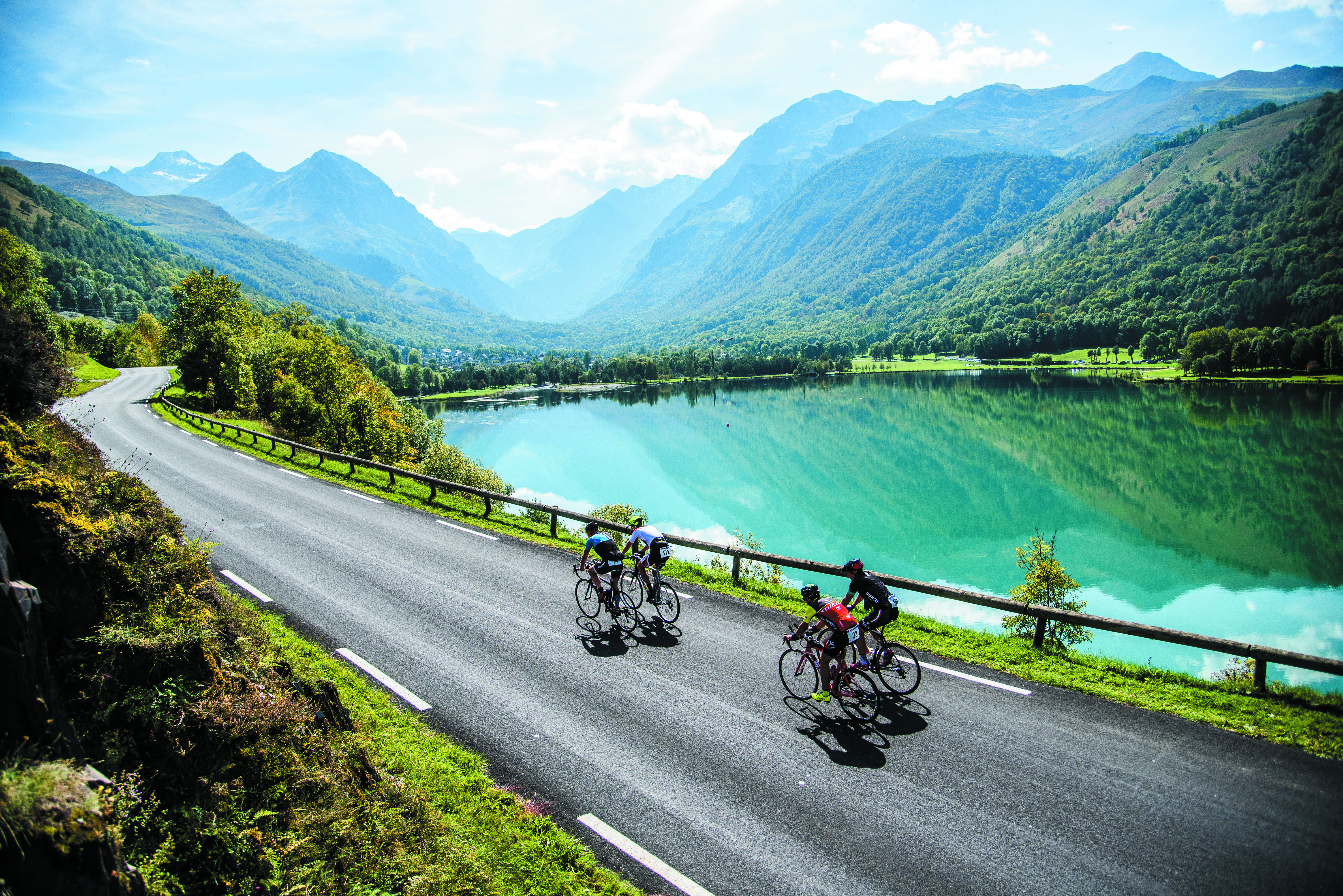 Vélo de Route – Maison des Peyragudes  Article Sponsorisé – L’Agence des Pyrénées Pourquoi tous les amateurs de vélo se retrouvent un jour ou l’autre à cette adresse ? 6 500 kilomètres d’itinéraires, deux traversées mythiques entre Atlantique et Méditerranée, les cols qui ont forgé la légende du Tour de France, des bike parks parmi les
