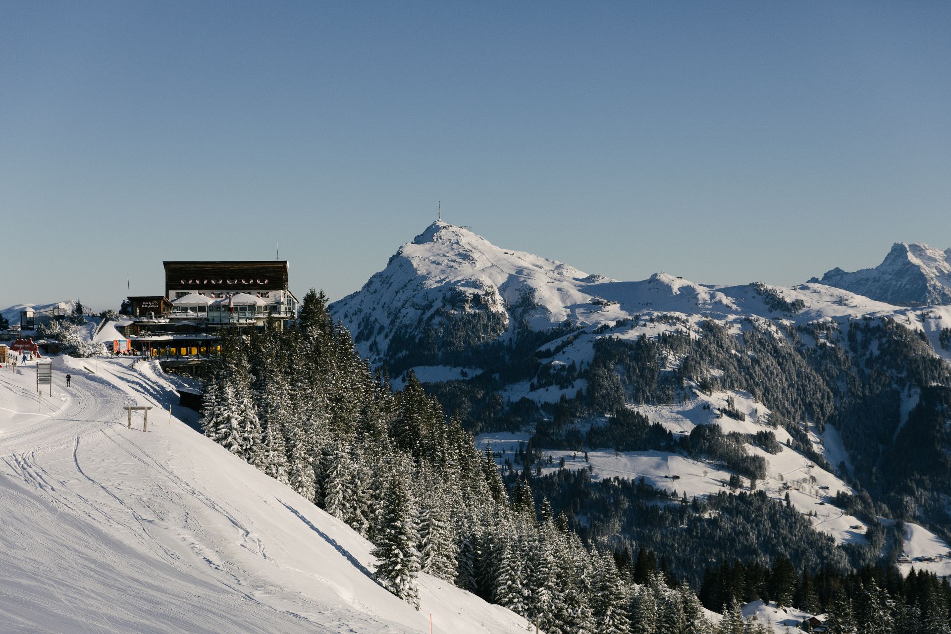 Sponzoruje Kitzbühel Tourismus Jen pár hodin jízdy z Prahy či Brna se otevírá svět, který patří mezi nejlegendárnější zimní destinace Evropy – Kitzbühel. Město v srdci Tyrolska je synonymem pro špičkové lyžování, bohatou nabídku zimních aktivit i historickou atmosféru, která z něj dělá ideální cíl zimní dovolené. Je to místo, kde se píší zimní příběhy,
