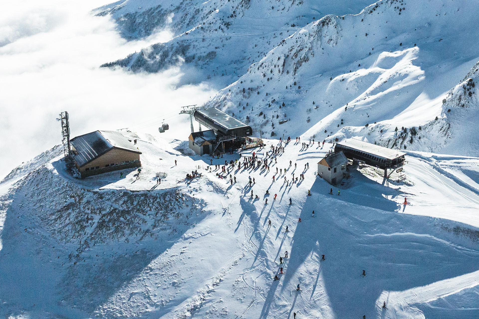 Dans les Pyrénées, la durabilité n’est pas un exercice de rattrapage imposé. Elle est depuis plus de 20 ans un mode de pensée et une façon de travailler. Les Pyrénéens aiment trop leurs Pyrénées pour les abîmer. Ça se vit et se voit dans les stations et sur les pistes de ski. Florilège de quelques
