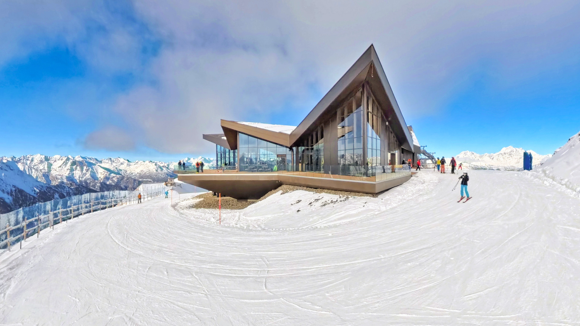 Non esistono più le mezze stagioni a Breuil-Cervinia, dove lo sci si pratica per undici mesi l’anno. Eppure, proprio il finale di stagione si conferma come uno dei momenti più interessanti per vivere la montagna: meno affollamento, condizioni in quota eccellenti e prezzi più accessibili. È in questo contesto che Cervino Ski Paradise e Pila
