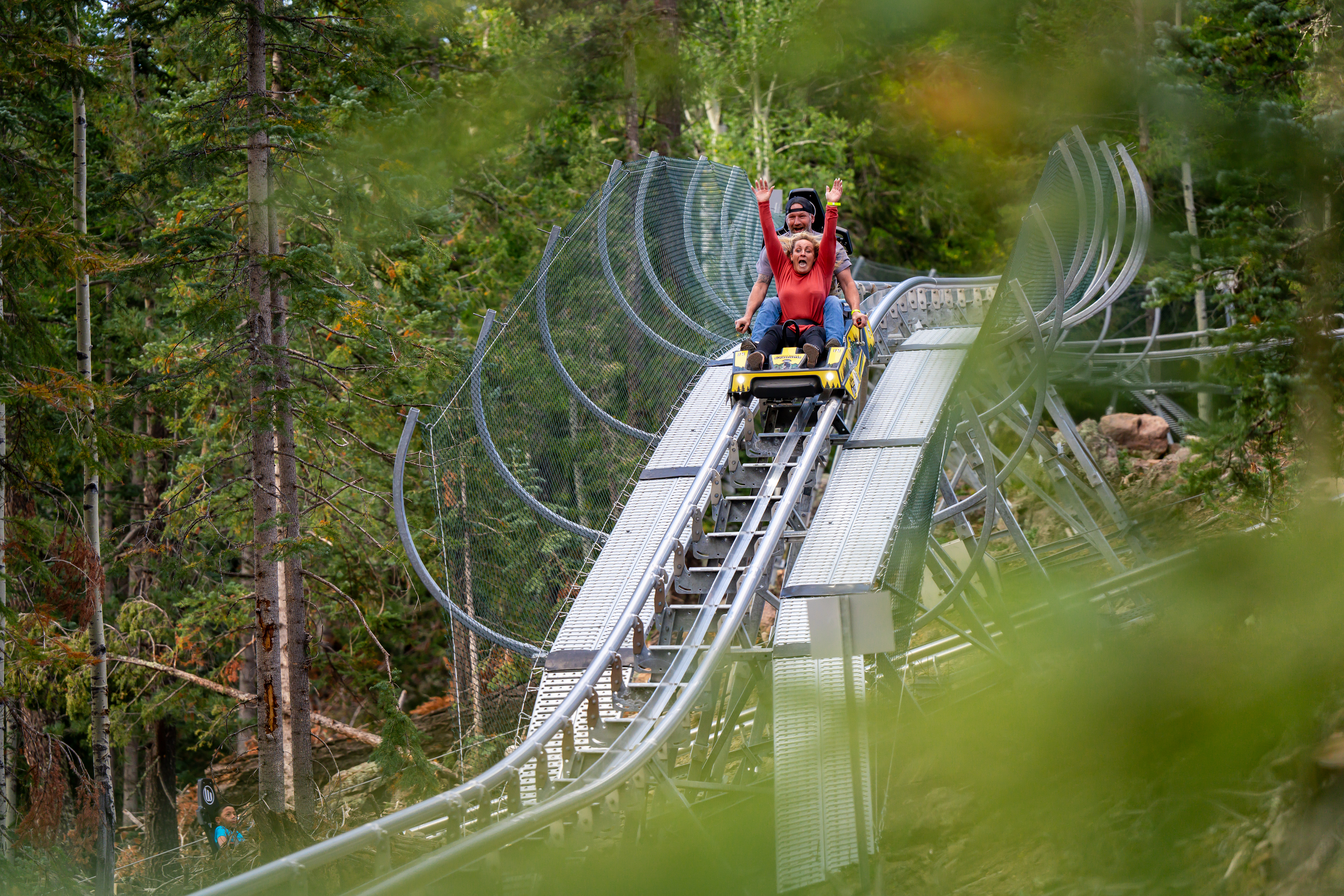 Sommerrodelbahnen sind ein Highlight für jeden Familienurlaub in den Alpen. In Österreich gibt es zahlreiche aufregende Bahnen, die actionreiche, Abwechslung und Spaß für Groß und Klein bieten. Hier stellen wir euch die elf schönsten Sommerrodelbahnen und Alpine Coaster in Österreich vor. Der Unterschied zwischen diesen beiden Arten liegt darin, dass die Schlitten beim Alpine Coaster
