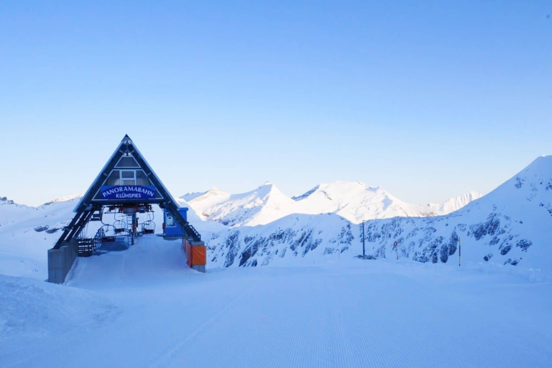 Horní stanice lanovky na ledovci Mölltaler Gletscher v Korutanech nad zasněženými vrcholy