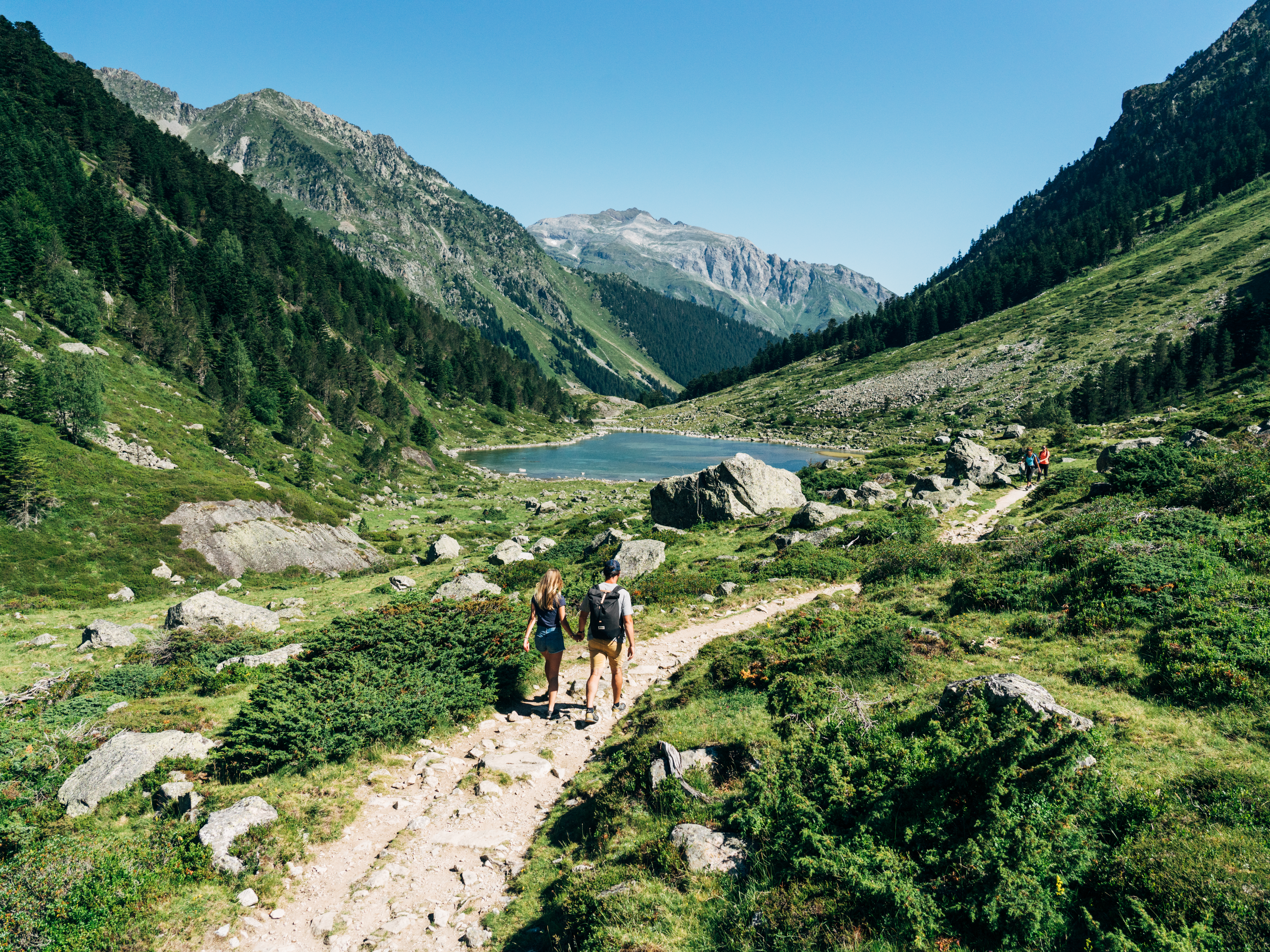 Les Pyrénées secrètes : 12 îlots suspendus au cœur d’un océan de haute montagne