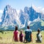 La montagna d’estate è un mondo da esplorare a misura di bambino: prati verdi, sentieri incantati, animali da conoscere, aria fresca e pulita. In tutta Italia esistono località ideali dove vivere momenti indimenticabili in famiglia, tra passeggiate facili, parchi avventura e attività pensate per stimolare la curiosità dei più piccoli. Ecco sei destinazioni perfette per

