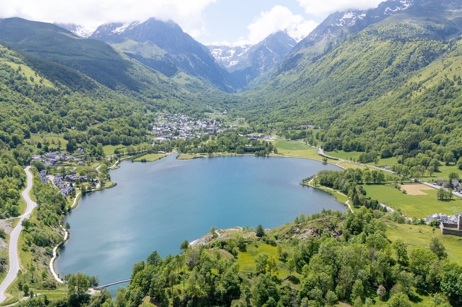 Au cœur de la Vallée du Louron, Peyragudes et Val Louron forment le “Pyrénées Central Park”, un territoire d’exception pour les activités de pleine nature, accessible à tous grâce à des infrastructures modernes et une offre multi-sport unique dans les Pyrénées. Cyclisme et VTT : une référence nationale Labellisée “Terre d’excellence cycliste”, la vallée accueille
