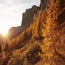 L’autunno in Alto Adige è molto più di una semplice stagione: è un’esperienza sensoriale che coinvolge vista, olfatto, gusto e cuore. I boschi si infiammano di tonalità calde, le giornate si fanno limpide, l’aria diventa frizzante e ogni sentiero si trasforma in una tavolozza di colori. Tra escursioni nei boschi dorati, degustazioni di vino e
