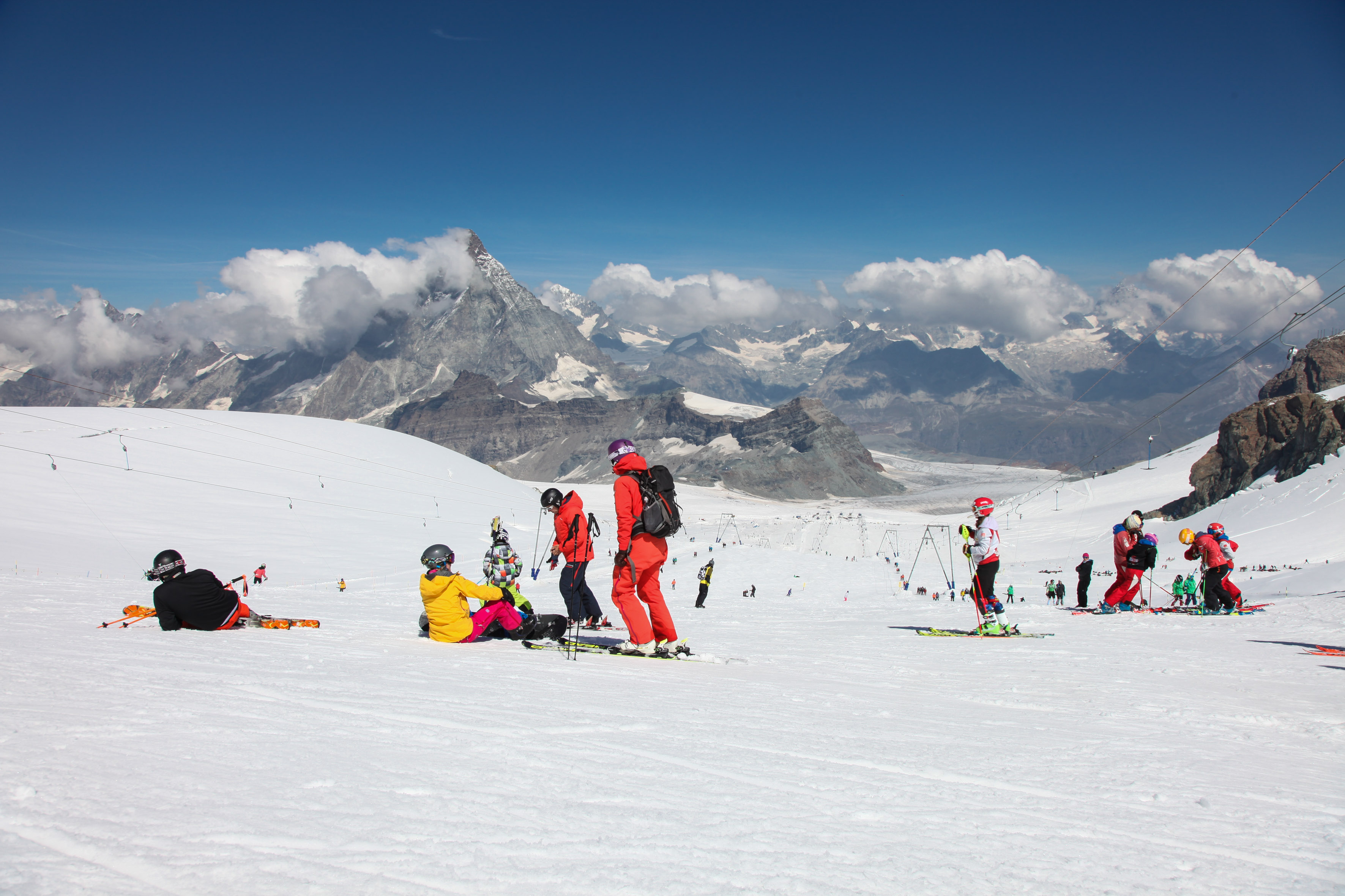 Skifahrer im Matterhorn Ski Paradise mit Blick aufs Matterhorn
