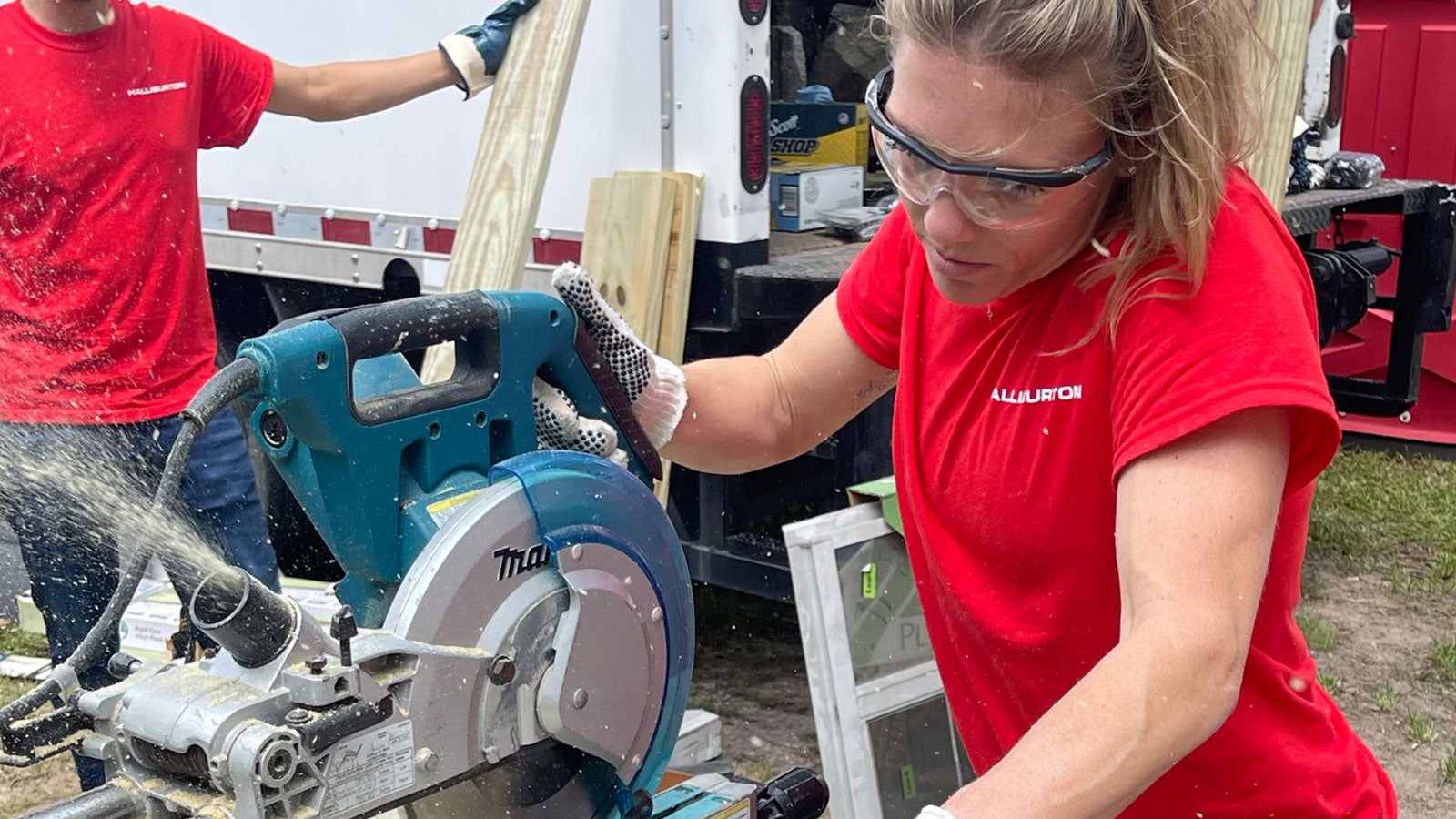 Halliburton volunteer supporting the community.