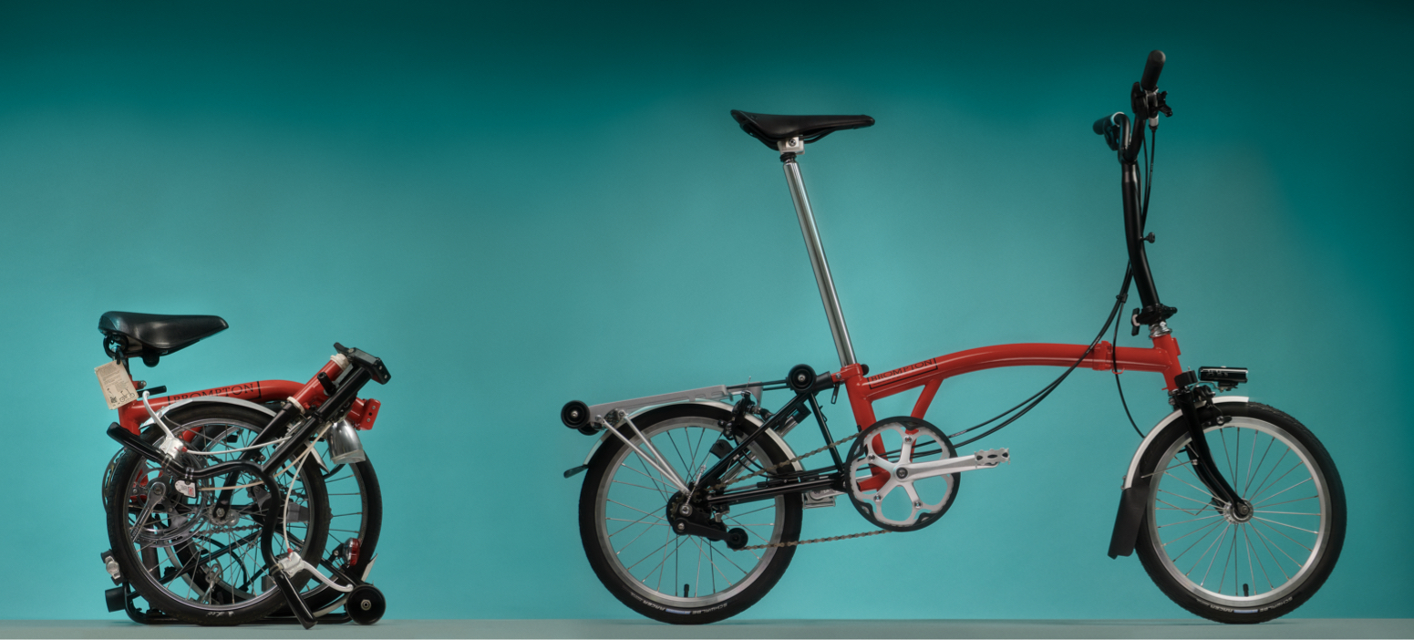 Een afbeelding van de Miljoenste Brompton-fiets op- en opengevouwen