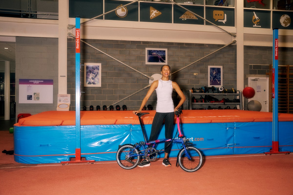hoogspringer Morgan Lake poseert met de Brompton Paris Edition vouwfiets