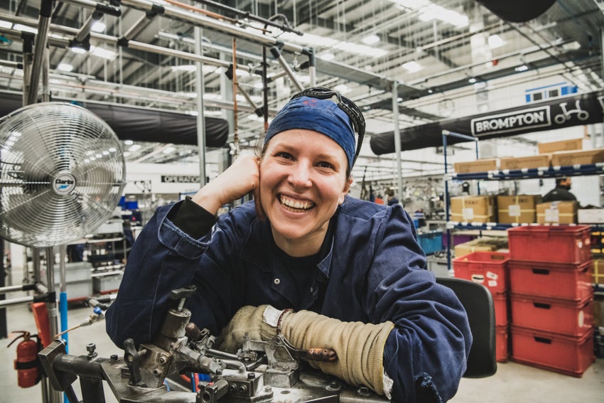 Trabajador de la fábrica de Brompton sonriendo