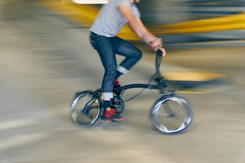 Un homme posant avec un Brompton P Line Midnight Black