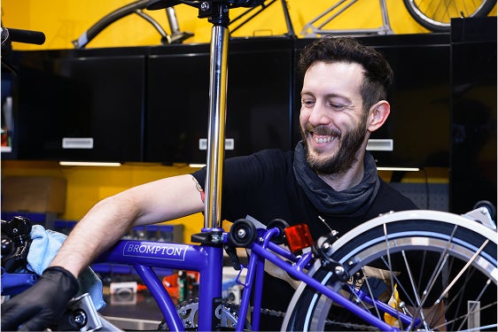 Persona que trabaja en bicicleta Brompton