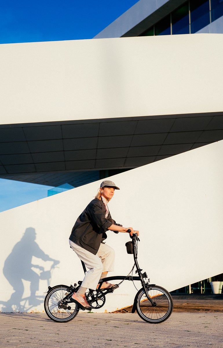 Jemand, der ein Brompton-Fahrrad fährt