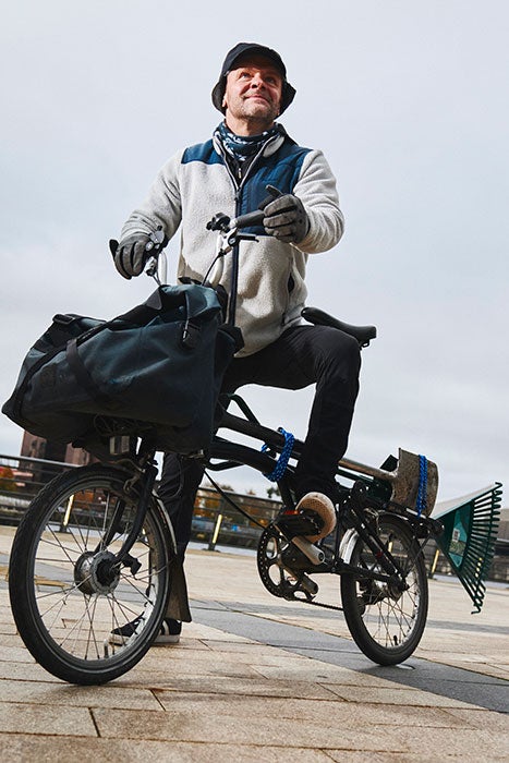 Immagine di un uomo sulla bici Brompton